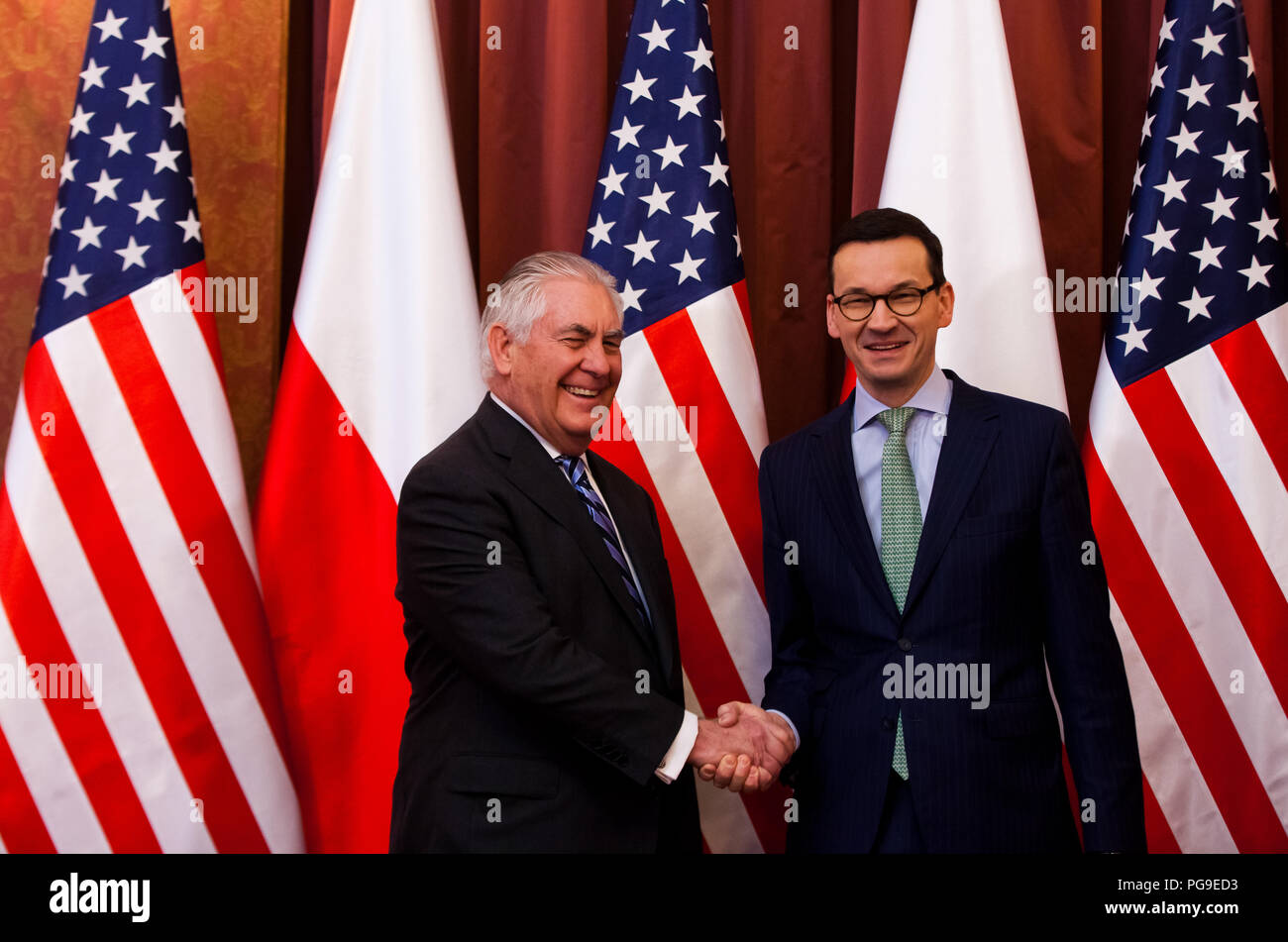 La secrétaire d'État Rex Tillerson et le Premier ministre polonais, Mateusz Morawiecki se serrer la main lors de leur réunion à Varsovie, Pologne le 27 janvier 2018. Banque D'Images