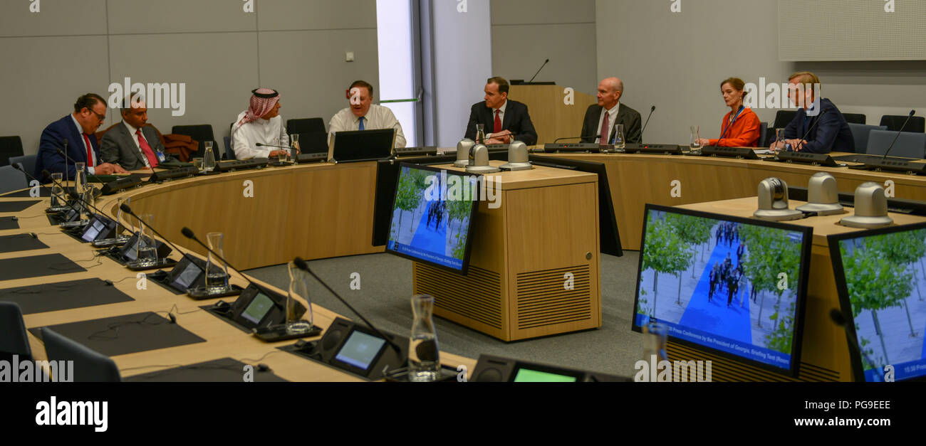 La secrétaire d'État des États-Unis, Michael R. Pompeo participe à une réunion d'écarter avec Ministre saoudien des affaires étrangères- Adel Al-Jubeir lors du sommet de l'OTAN à Bruxelles, Belgique le 12 juillet 2018. Banque D'Images