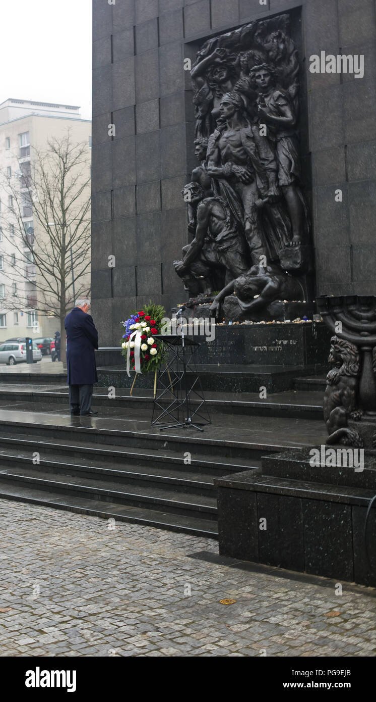 U,S. Secrétaire d'État Rex Tillerson dépose une couronne au cours d'une cérémonie au Monument des Héros du Ghetto de Varsovie à Varsovie, Pologne, le 27 janvier 2018. Banque D'Images