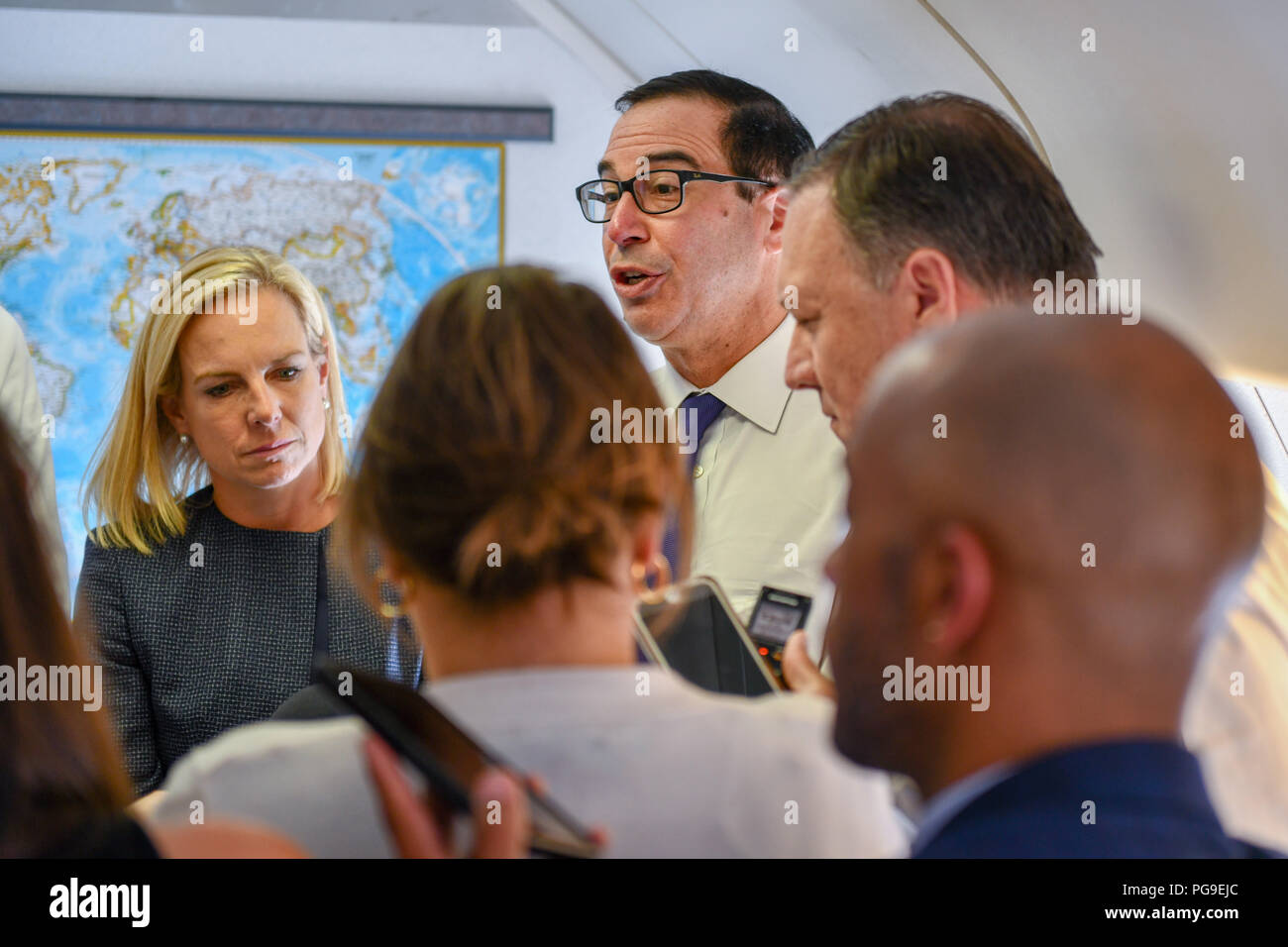 La secrétaire d'État des États-Unis, Michael R. Pompeo, secrétaire du Trésor des États-Unis Steven Mnuchin, Secrétaire américain de la Sécurité intérieure des Kirstjen Nielsen, et conseiller principal du président Jared Kushner parler aux journalistes à la suite de leur voyage à Mexico, Mexique, le 13 juillet 2018. Banque D'Images