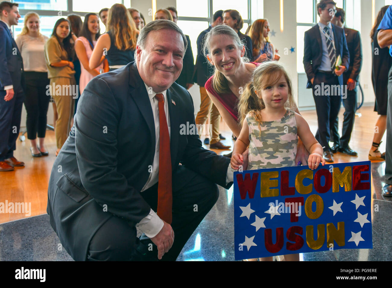 La secrétaire d'État des États-Unis, Michael R. Pompeo pose pour une photo avec la mission des Etats-Unis auprès de la mère et la fille de l'Organisation des Nations Unies à New York, New York le 20 juillet 2018. Banque D'Images