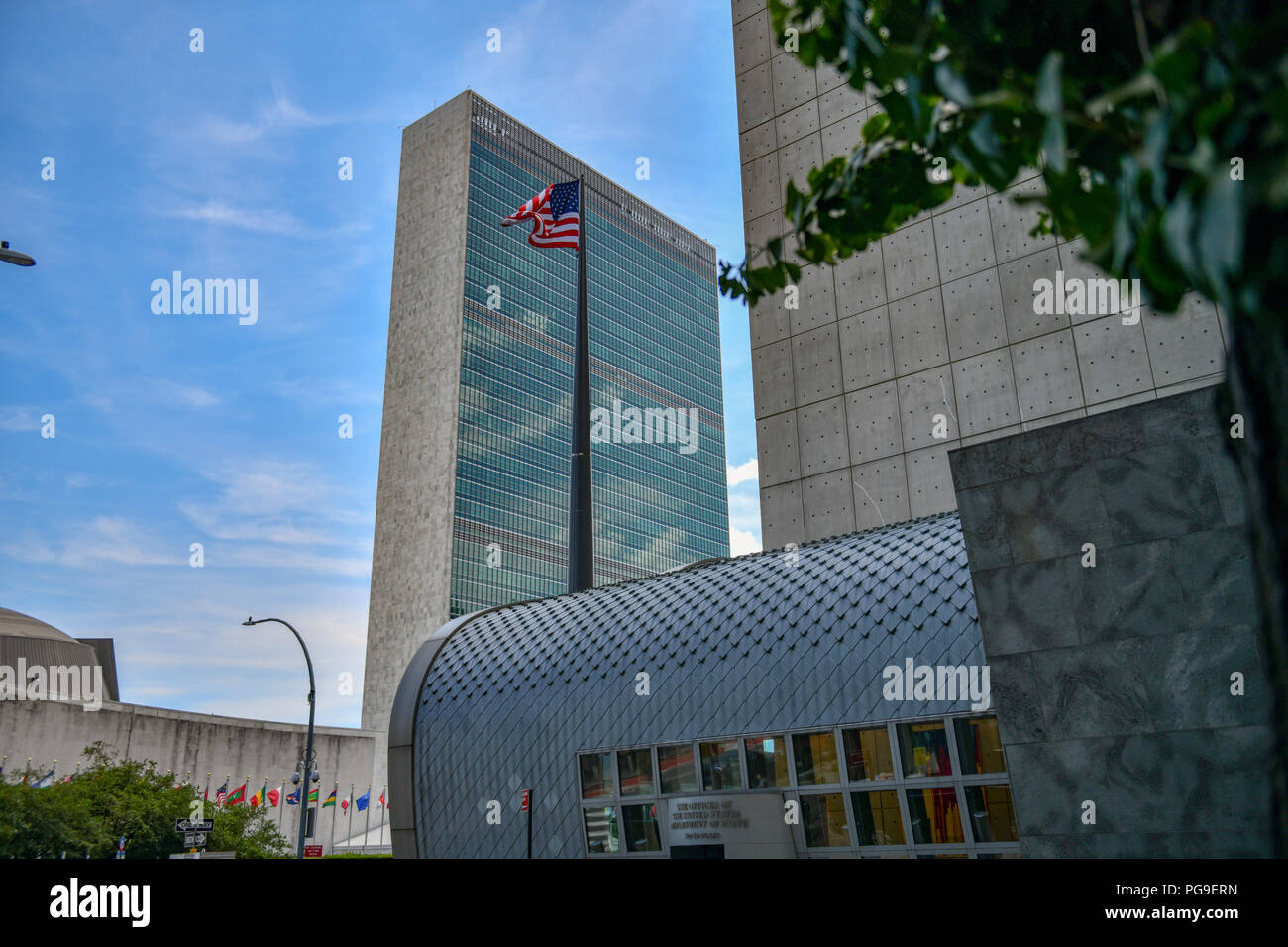 Le drapeau Américain vole à l'extérieur du siège des Nations Unies à New York, New York le 20 juillet 2018. Banque D'Images