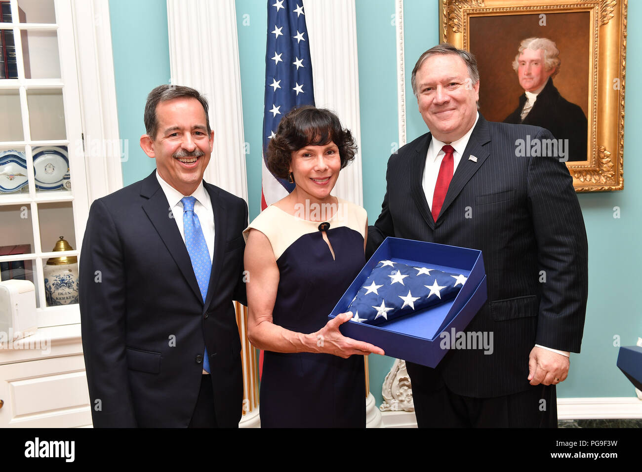 Secrétaire Michael R. Pompeo pose avec l'Ambassadeur Stephen D. Mull et son épouse lors de la cérémonie du drapeau le, au Ministère d'État à Washington, D.C., le 27 juillet 2018. Banque D'Images