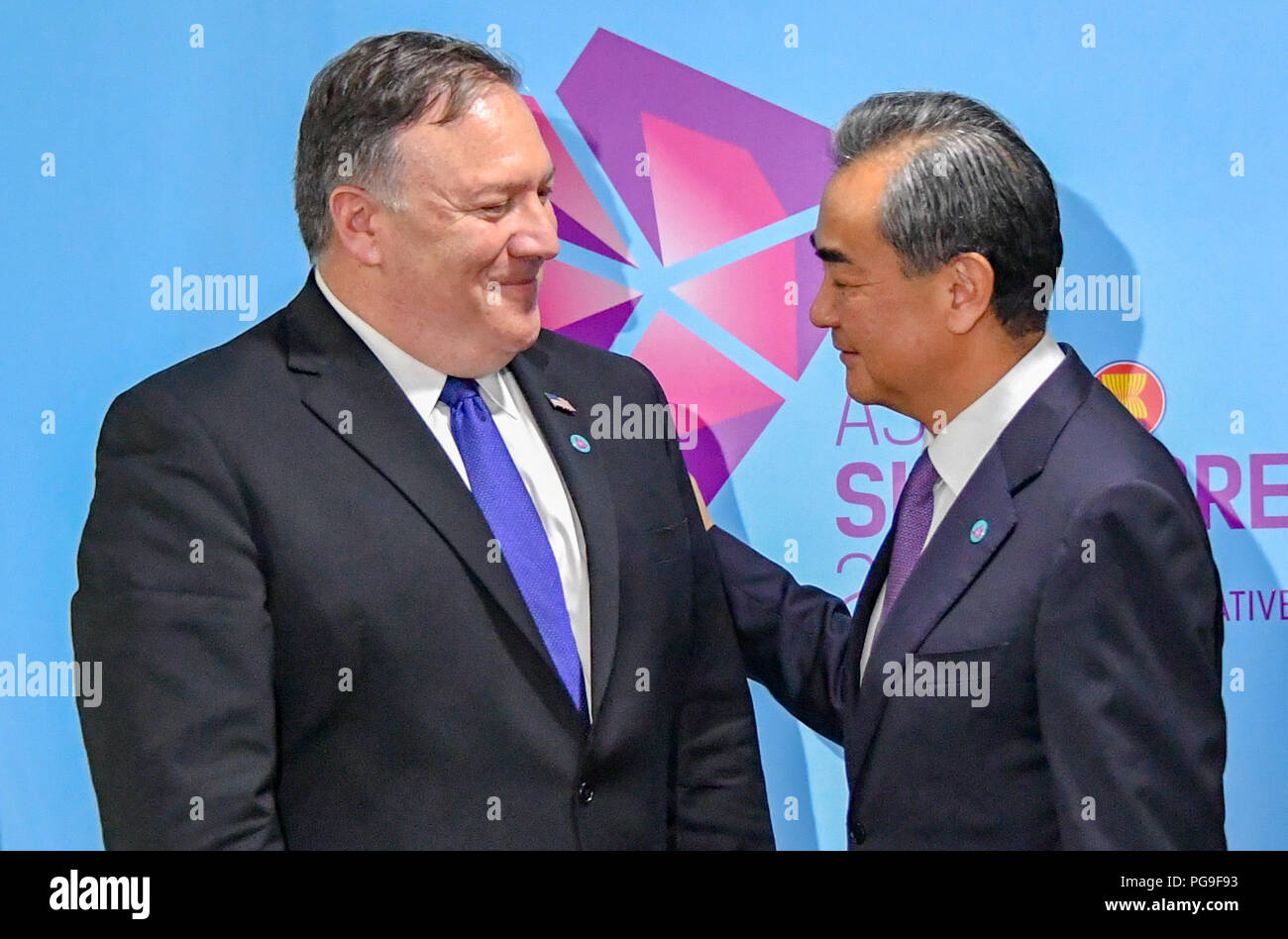 Secrétaire Michael R. Pompeo parle avec le ministre chinois des affaires étrangères Wang Yi à la réunion ministérielle de l'ASEAN et les États-Unis, le 3 août 2018, à Singapour. Banque D'Images
