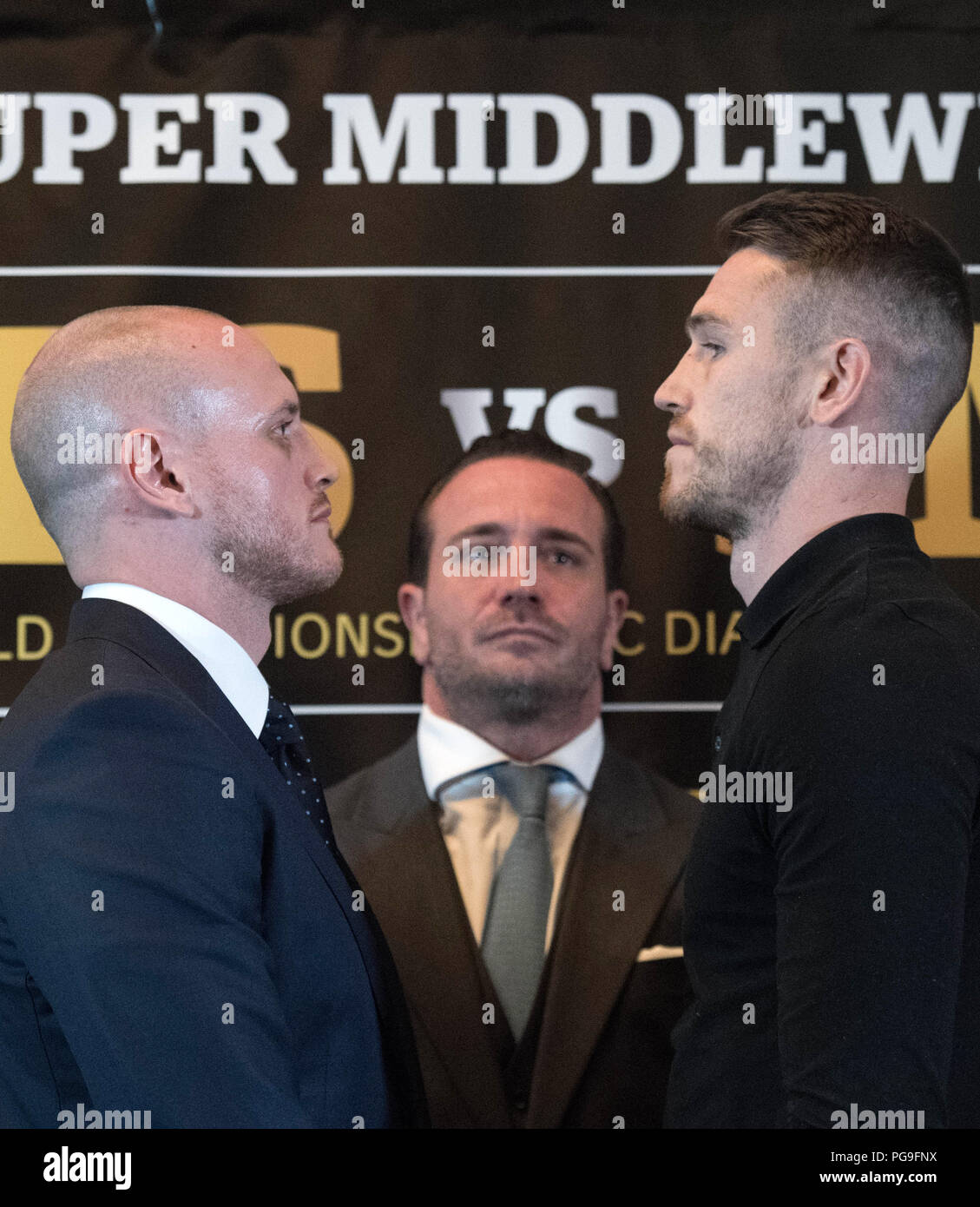 Champion du monde WBA Super George Groves (à gauche) et Callum Smith (à droite) assister à une Super Série mondiale de boxe conférence de presse à l'hôtel de prestige à Londres aujourd'hui avec comme promoteur Kalle Sauerland (centre) de l'avant de leur trophée Muhammad Ali Super finale des poids moyens le 28 septembre à la cité des sports Roi Abdullah à Jeddah, Arabie saoudite. ASSOCIATION DE PRESSE Photo. Photo date : vendredi 24 août 2018. Voir l'activité de boxe histoire de Londres. Crédit photo doit se lire : Stefan Rousseau/PA Wire Banque D'Images