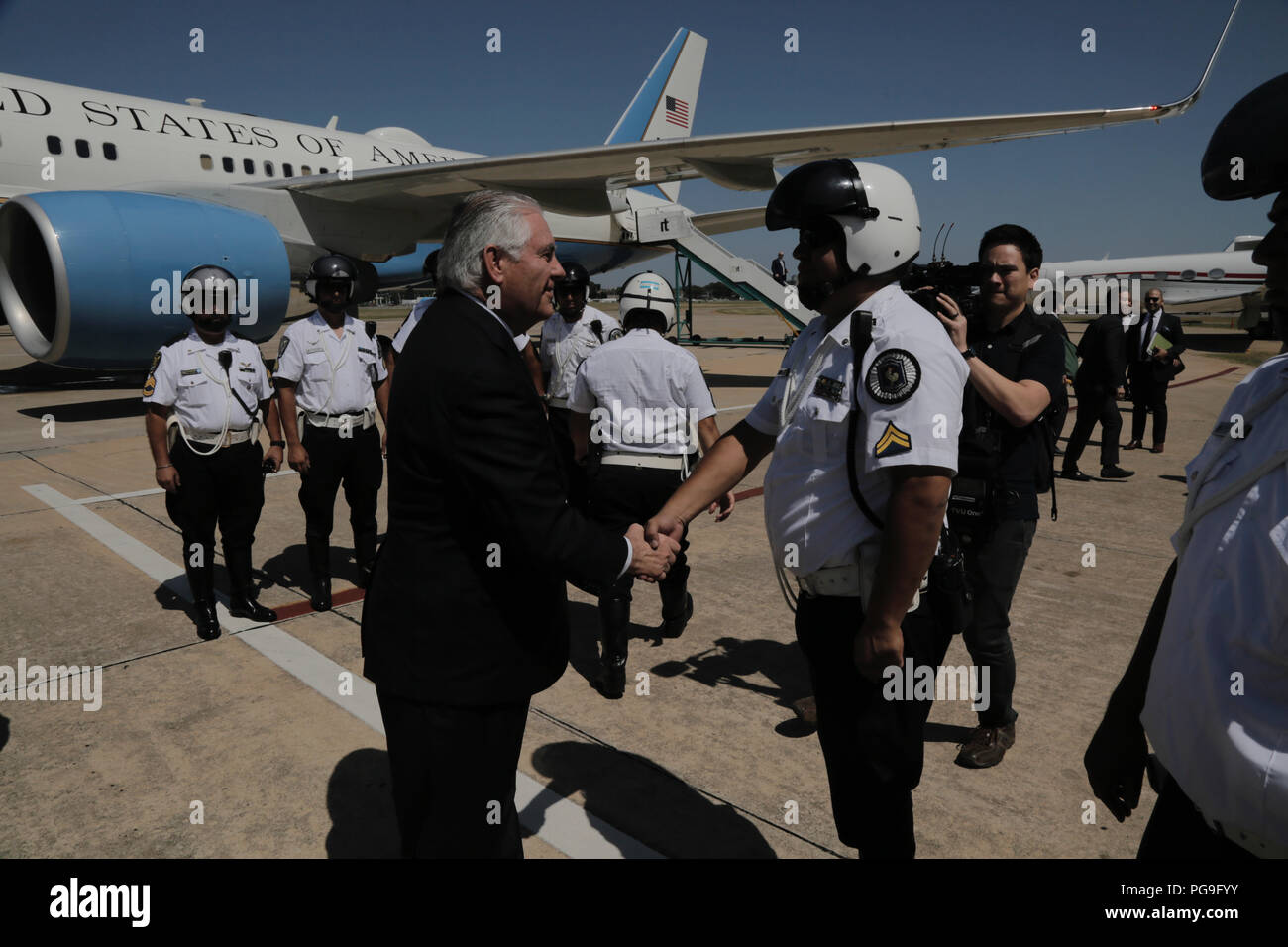 La secrétaire d'État des États-Unis, Rex Tillerson grâce la police Argentine, qui a facilité les mouvements du convoi lors de sa visite à Buenos Aires, Argentine, le 5 février 2018. Banque D'Images