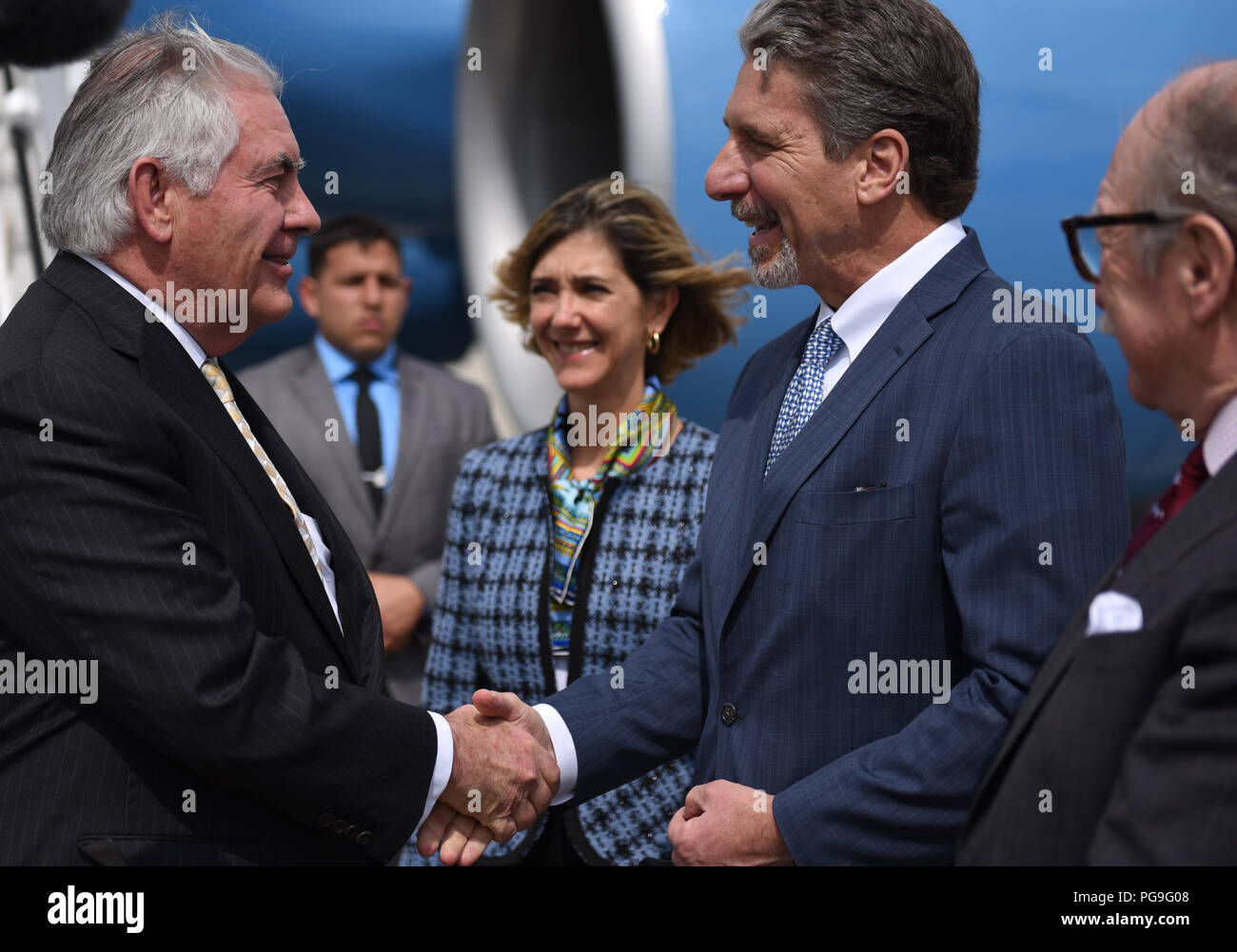 La secrétaire d'État des États-Unis, Rex Tillerson est accueilli par l'Ambassadeur américain en Colombie Kevin Whitaker à l'arrivée à Bogota, Colombie le 6 février 2018. Banque D'Images