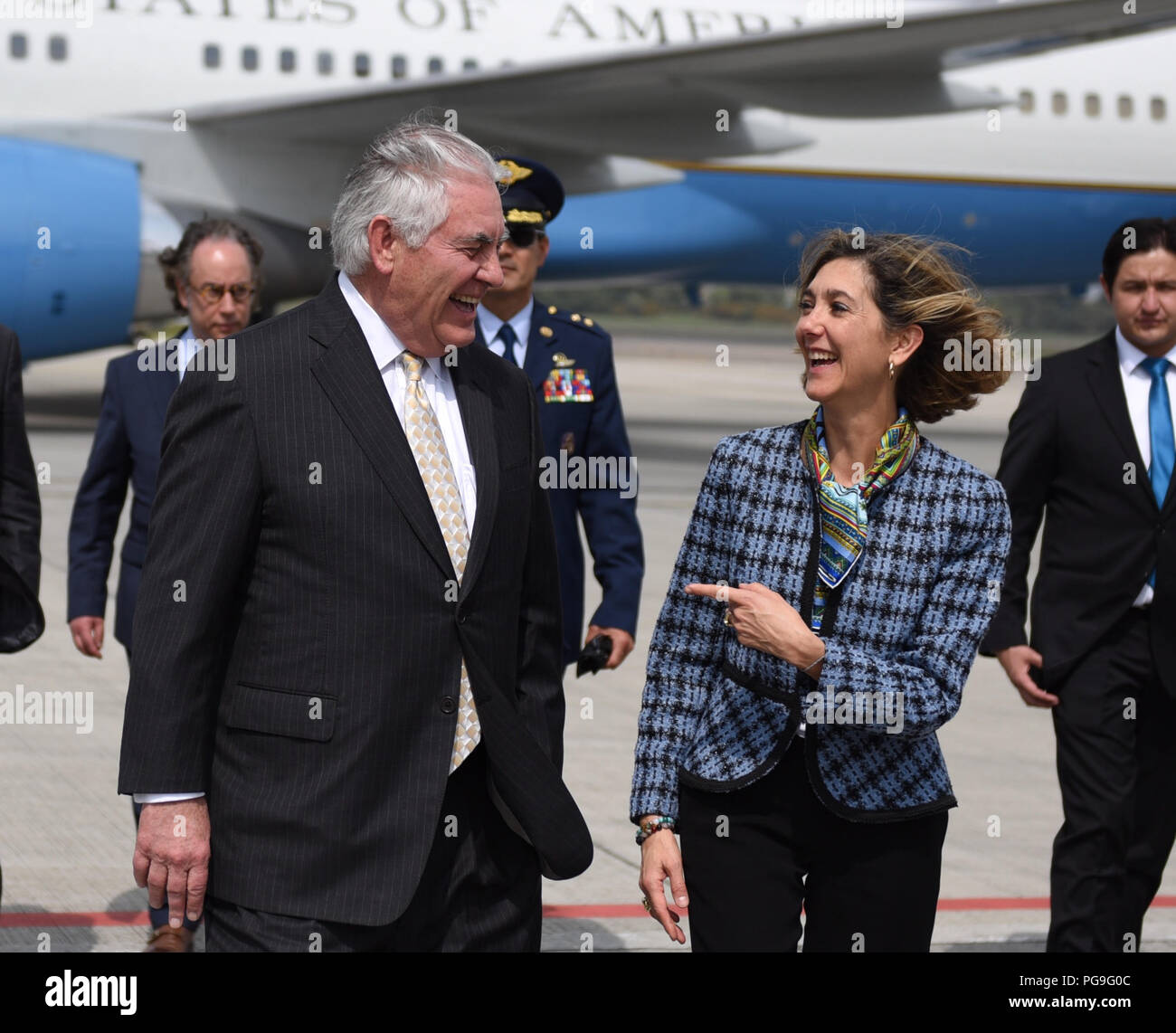 La secrétaire d'État des États-Unis, Rex Tillerson parle avec le Vice-Ministre des affaires étrangères colombien Patti Londoño a votre arrivée à Bogota, Colombie le 6 février 2018. Banque D'Images