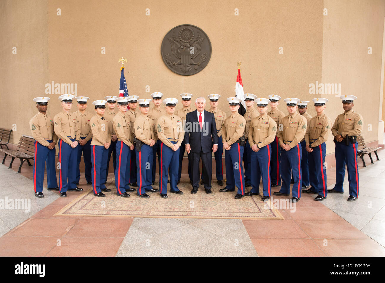 La secrétaire d'État des États-Unis, Rex Tillerson pose pour une photo avec les Marines américains de l'ambassade des Etats-Unis au Caire au Caire, Égypte le 12 février 2018. Banque D'Images