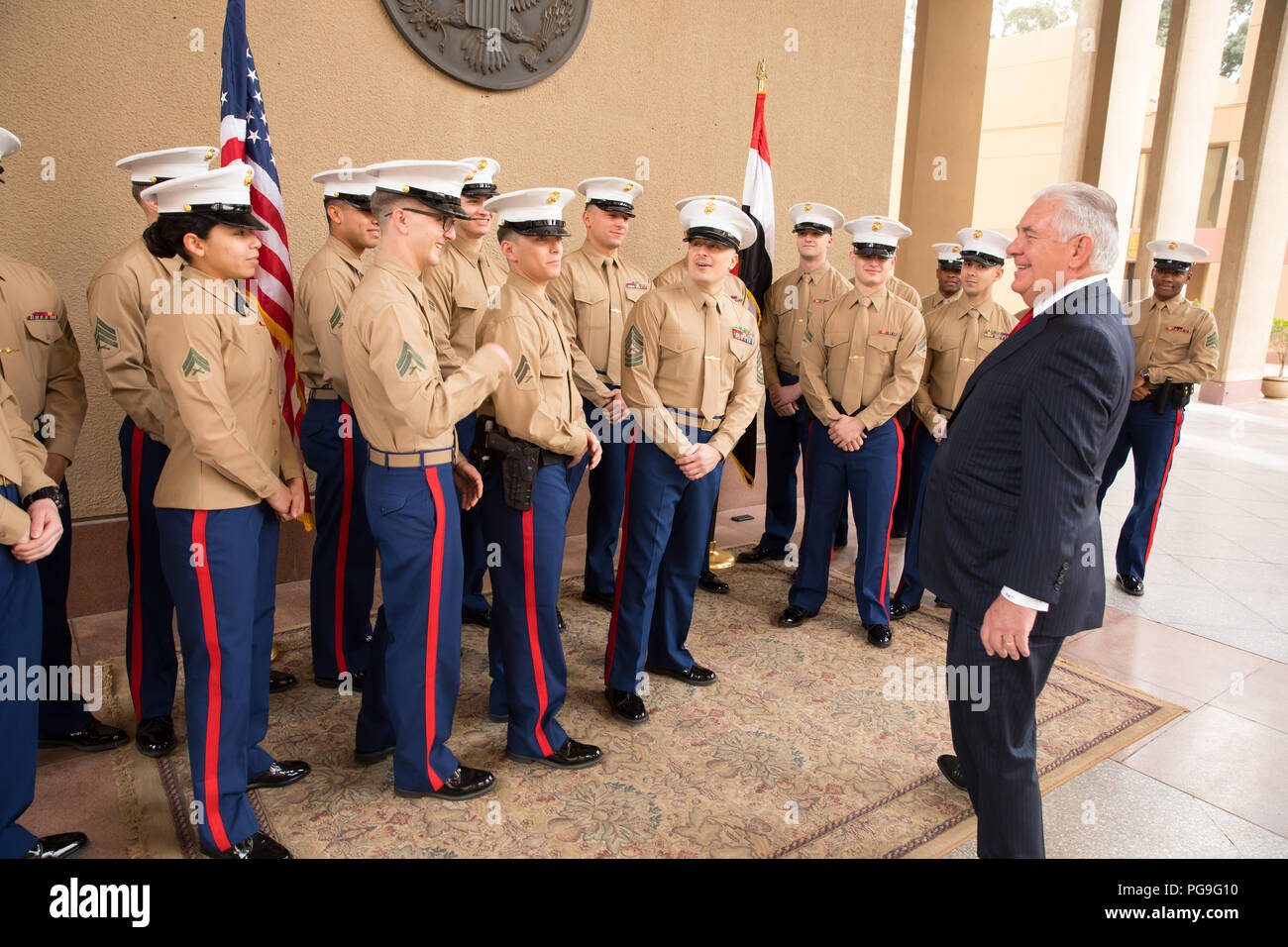 La secrétaire d'État des États-Unis, Rex Tillerson entretient avec les Marines américains à l'ambassade des États-Unis au Caire Le Caire, Egypte le 12 février 2018. Banque D'Images