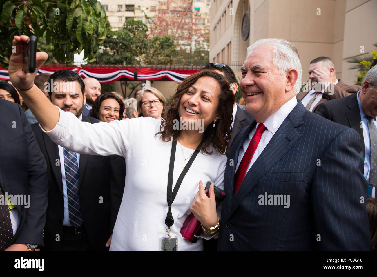 La secrétaire d'État des États-Unis, Rex Tillerson pose pour une ambassade des États-Unis avec selfies personnel du Caire au Caire, en Égypte le 12 février 2018. Banque D'Images