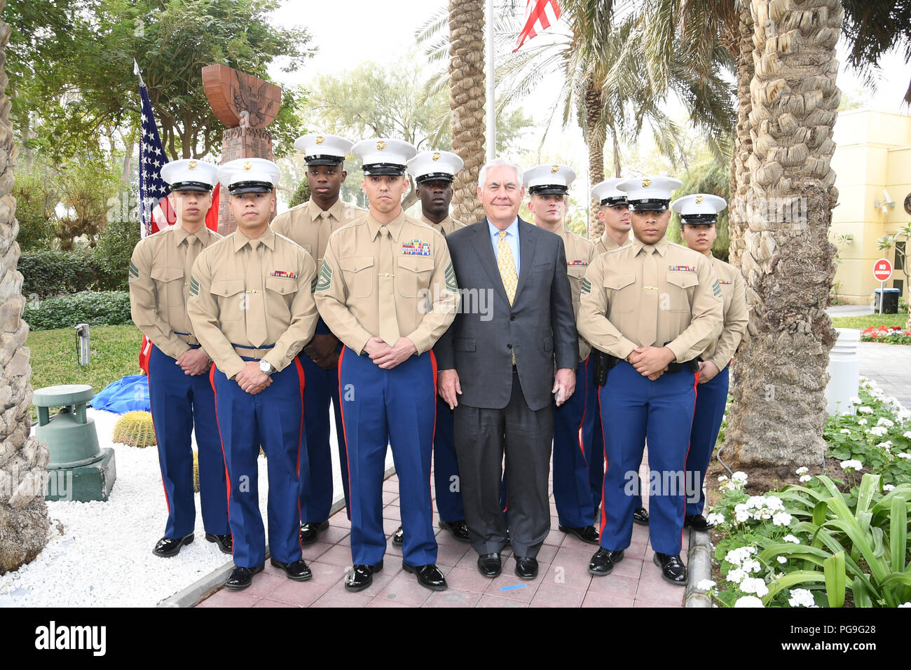 La secrétaire d'État des États-Unis, Rex Tillerson pose pour une photo avec les membres du Détachement de la garde de sécurité maritime à l'ambassade des États-Unis au Koweït, le 13 février 2018. Banque D'Images