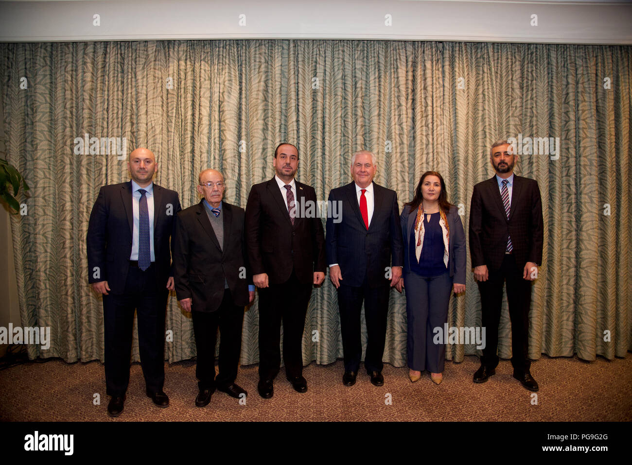 La secrétaire d'État des États-Unis, Rex Tillerson pose pour une photo avec la Commission négociations syriennes à Amman, Jordanie, le 14 février 2018. Banque D'Images
