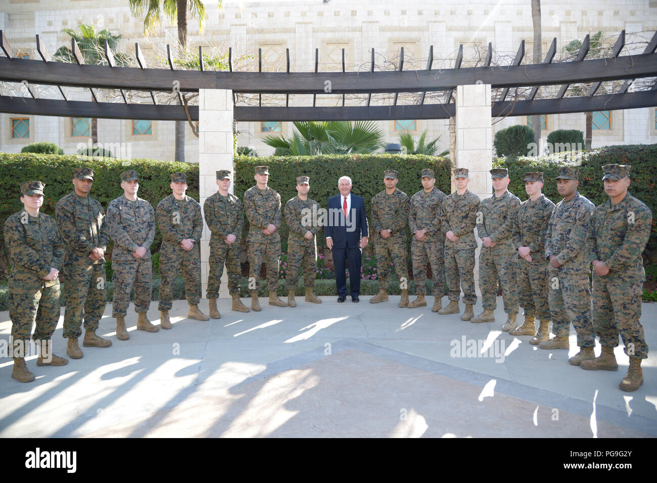 La secrétaire d'État des États-Unis, Rex Tillerson pose pour une photo avec les Marines américains à l'ambassade américaine à Amman, Jordanie, le 14 février 2018. Banque D'Images