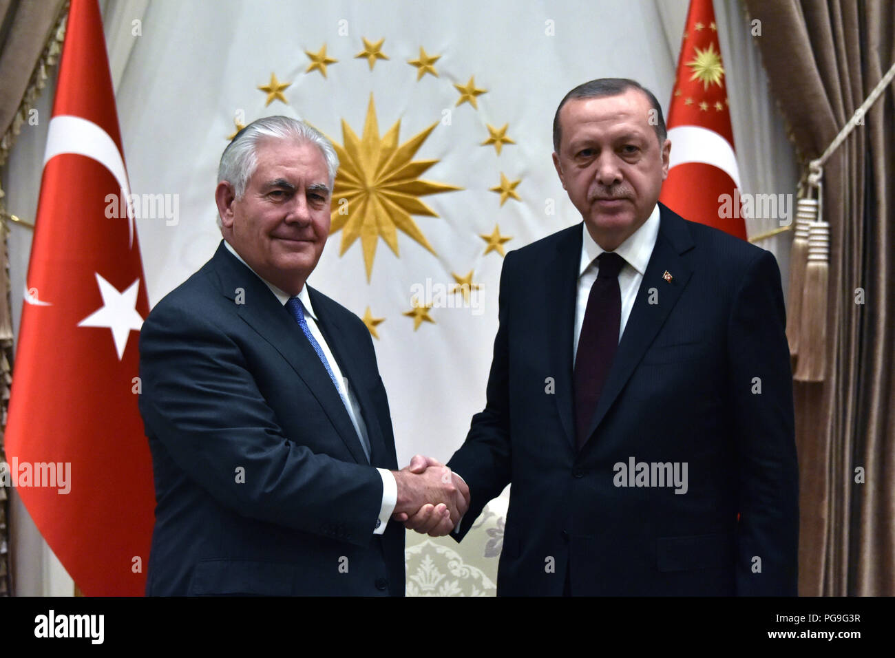 La secrétaire d'État des États-Unis, Rex Tillerson, serre la main du Président turc, Recep Tayyip Erdogan à Ankara (Turquie), le 16 février 2018. Banque D'Images