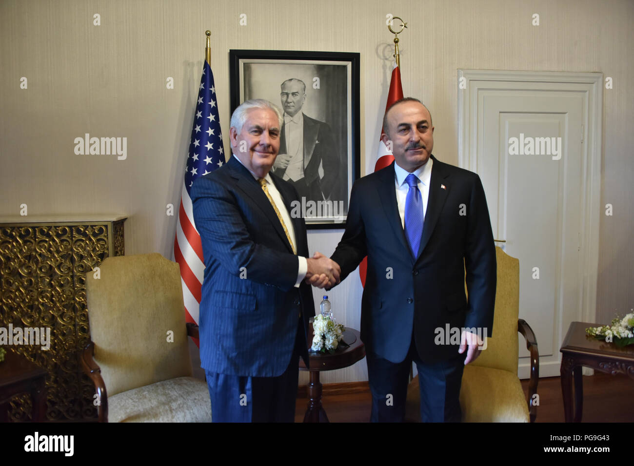 La secrétaire d'État des États-Unis, Rex Tillerson, serre la main du ministre des Affaires étrangères turc Mevlüt Çavusoğlu à Ankara (Turquie), le 16 février 2018. Banque D'Images
