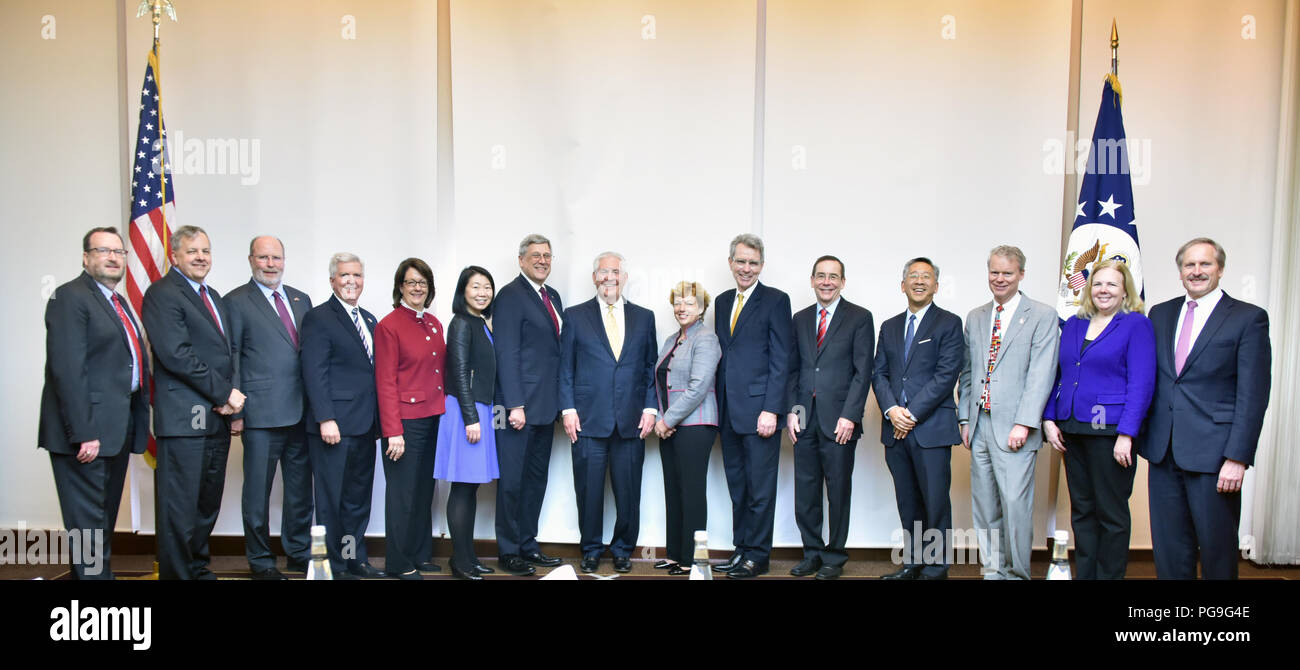 La secrétaire d'État des États-Unis, Rex Tillerson pose pour une photo avec les chefs de mission de Bakou pour les Balkans à Ankara (Turquie), le 16 février 2018. Banque D'Images
