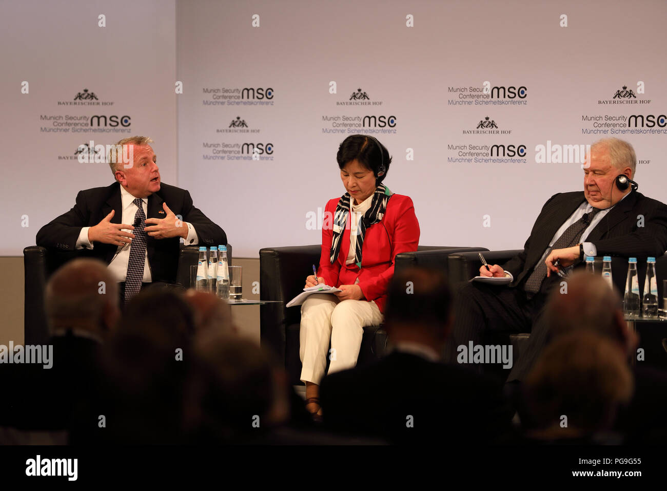 Sous-secrétaire d'État John Sullivan, (L à R) Minjoo Partie Président de Corée Choo Mi-ae, Fédération de Russie et le Comité des affaires étrangères du Conseil Vice-président Sergey Kislyak participer à la sécurité nucléaire et du contrôle des armements de bord à la Conférence de Munich sur la sécurité à Munich, Allemagne le 17 février 2018. Banque D'Images