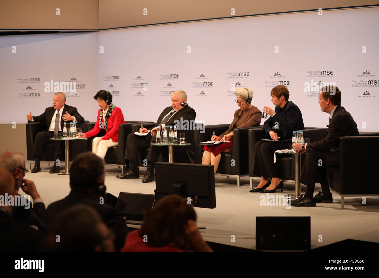 Sous-secrétaire d'État John Sullivan, (L à R) Minjoo Partie Président de Corée Choo Mi-ae, Fédération de Russie, le Comité des affaires étrangères du Conseil Vice-président Sergey Kislyak, Président du Comité des affaires étrangères chinois de Chine Fu Ying, Président de l'Estonie Kersti Kaljulaid, et ancien sous-secrétaire d'Etat américain, Nicholas Burns, participer à la sécurité nucléaire et du contrôle des armements de bord à la Conférence de Munich sur la sécurité à Munich, Allemagne le 17 février 2018. Banque D'Images
