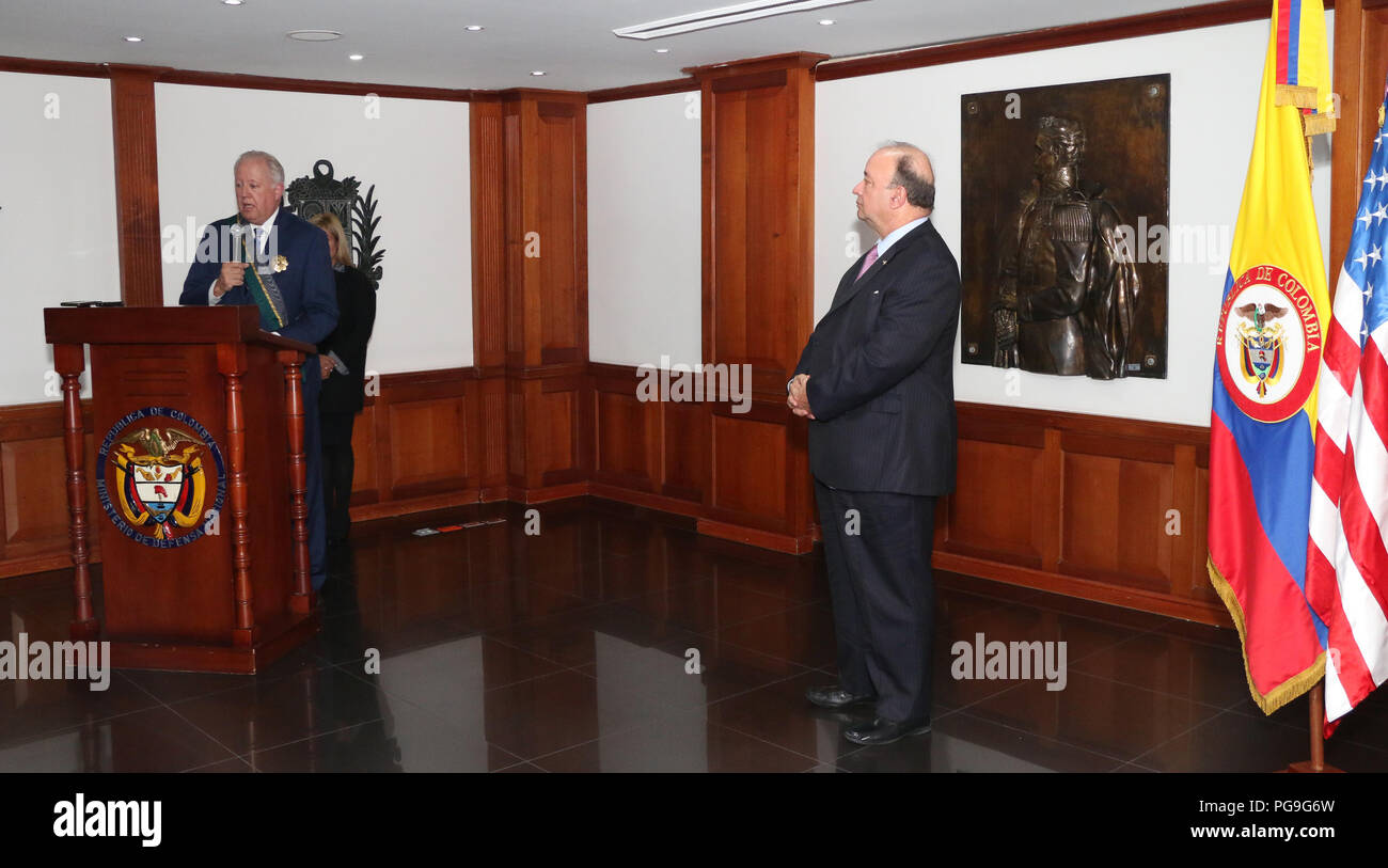 Le sous secrétaire aux affaires politiques Thomas Shannon prononcera une allocution après avoir reçu le prix de la ministre de la Défense, Luis Carlos Villegas à Bogota, Colombie le 28 février 2018. Banque D'Images