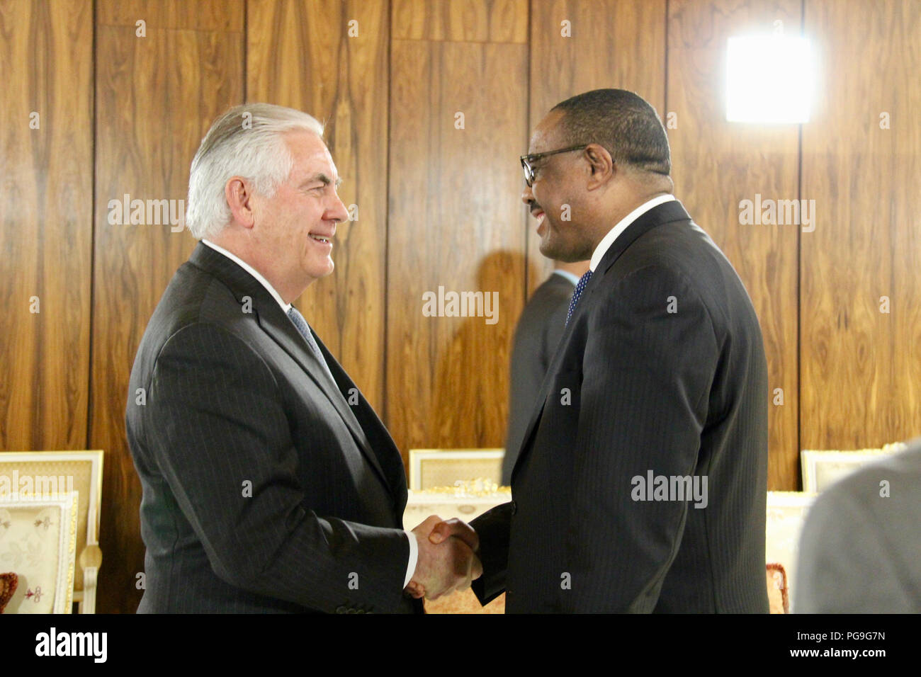 La secrétaire d'État des États-Unis, Rex Tillerson est accueilli par le Premier Ministre éthiopien Hailemariam Desalegn avant leur réunion à Addis-Abeba, Ethiopie, le 8 mars 2018. Banque D'Images