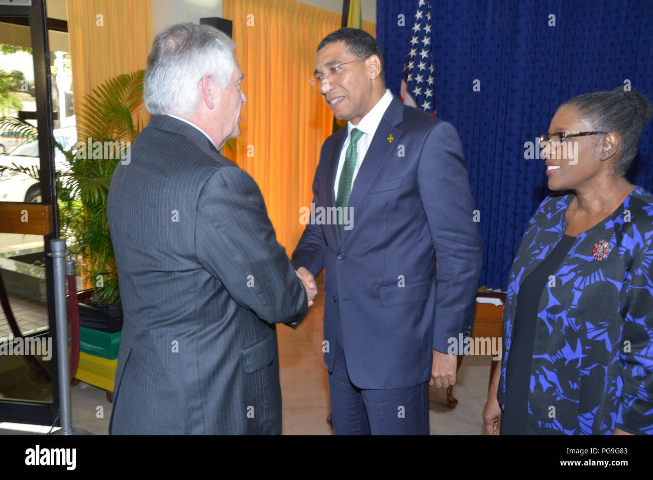 La secrétaire d'État des États-Unis, Rex Tillerson est accueilli par le Premier Ministre de la Jamaïque Andrew Holness avant leur réunion à Kingston, Jamaïque, le 7 février 2018. Banque D'Images