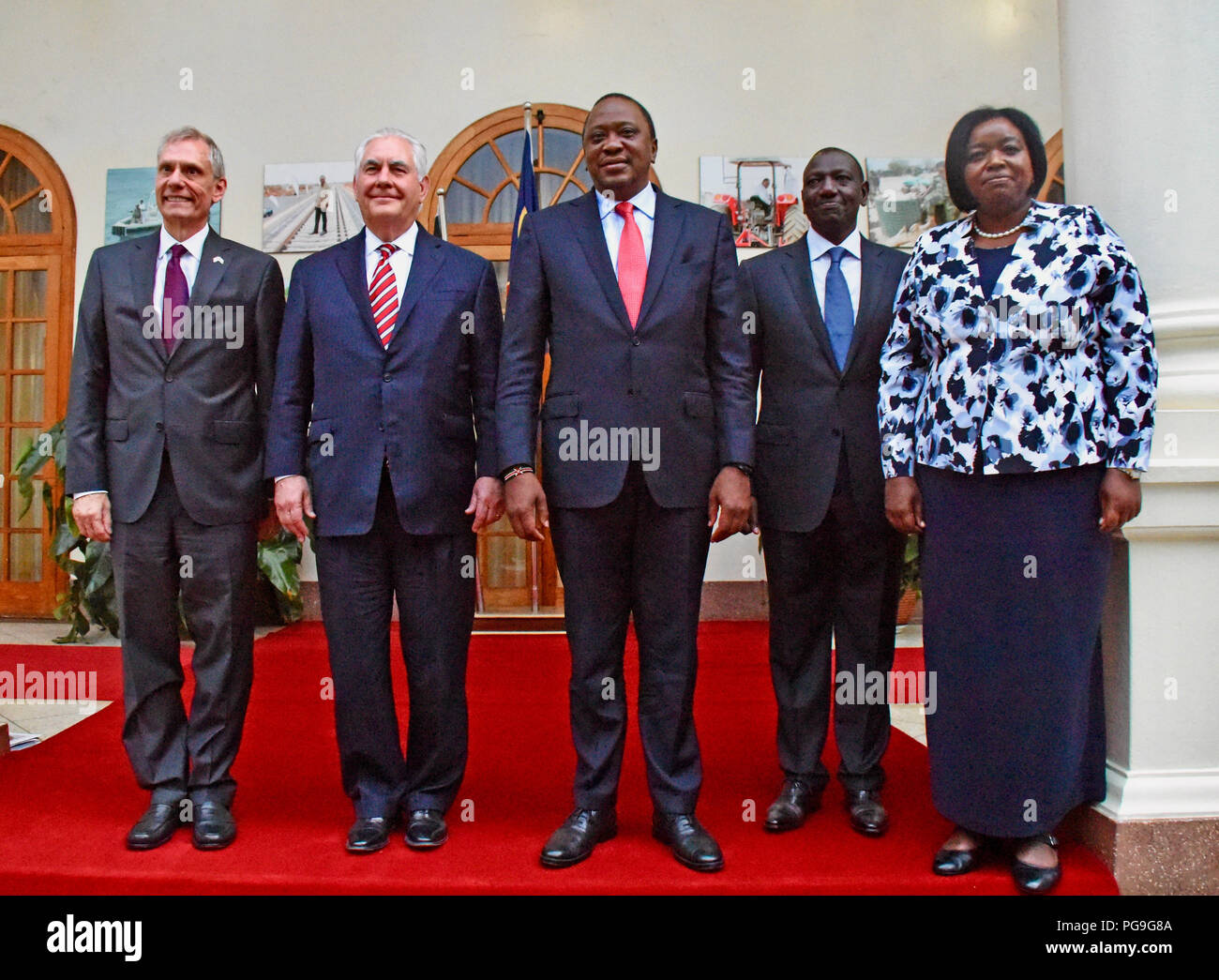 La secrétaire d'État des États-Unis, Rex Tillerson pose pour une photo de famille avec (de gauche à droite) l'ambassadeur américain au Kenya Robert F. Godec, Président du Kenya, Uhuru Kenyatta, Vice-président du Kenya, William Ruto et secrétaire du Cabinet du Ministère des affaires étrangères l'Ambassadeur Monica Juma au ministère des Affaires étrangères à Nairobi, au Kenya, le 9 mars 2018 Banque D'Images