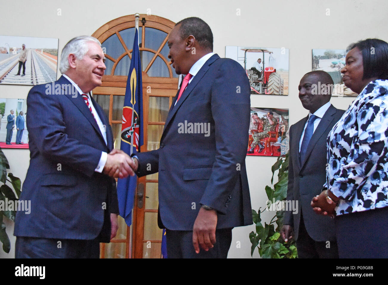 La secrétaire d'État des États-Unis, Rex Tillerson, serre la main avec le président Kenyan Uhuru Kenyatta après leur rencontre à la State House à Nairobi, au Kenya, le 9 mars 2018. Banque D'Images
