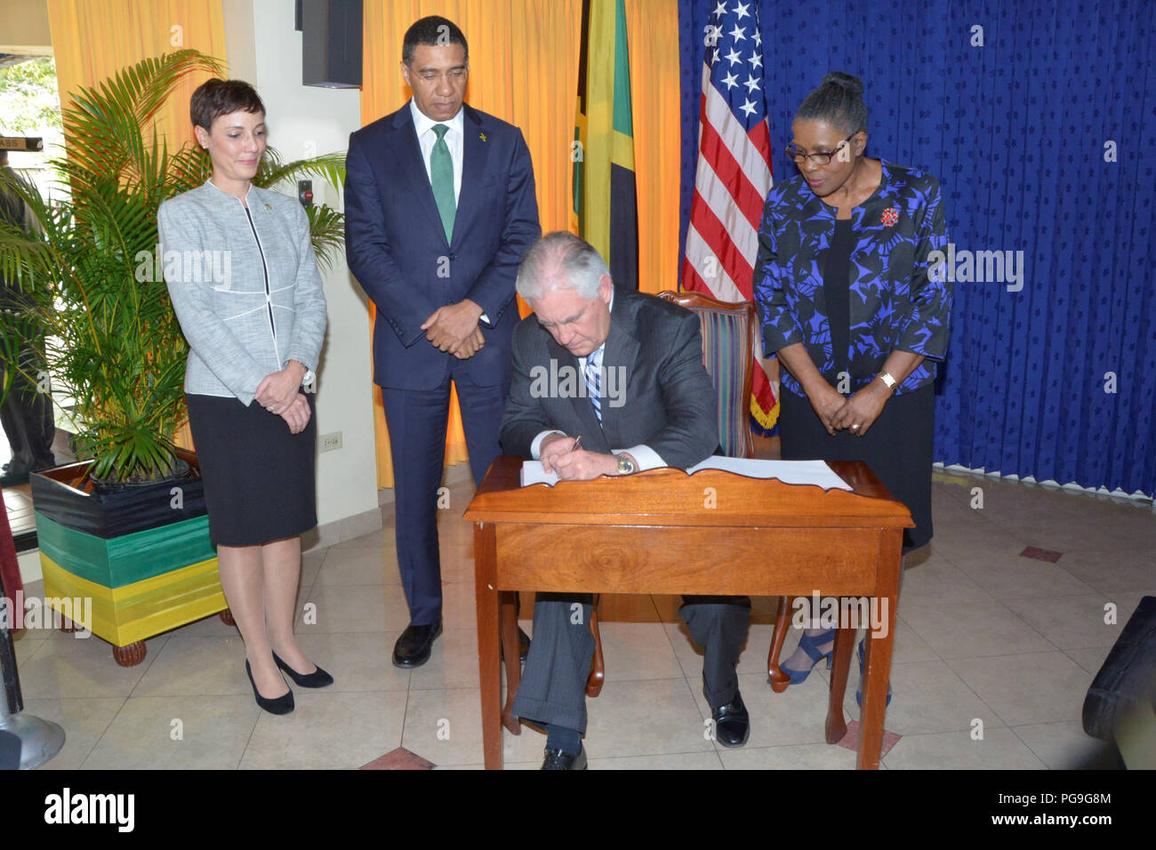 La secrétaire d'État des États-Unis, Rex Tillerson signe Premier Ministre de la Jamaïque Andrew Holness' livre d'avant leur réunion à Kingston, Jamaïque, le 7 février 2018. Banque D'Images