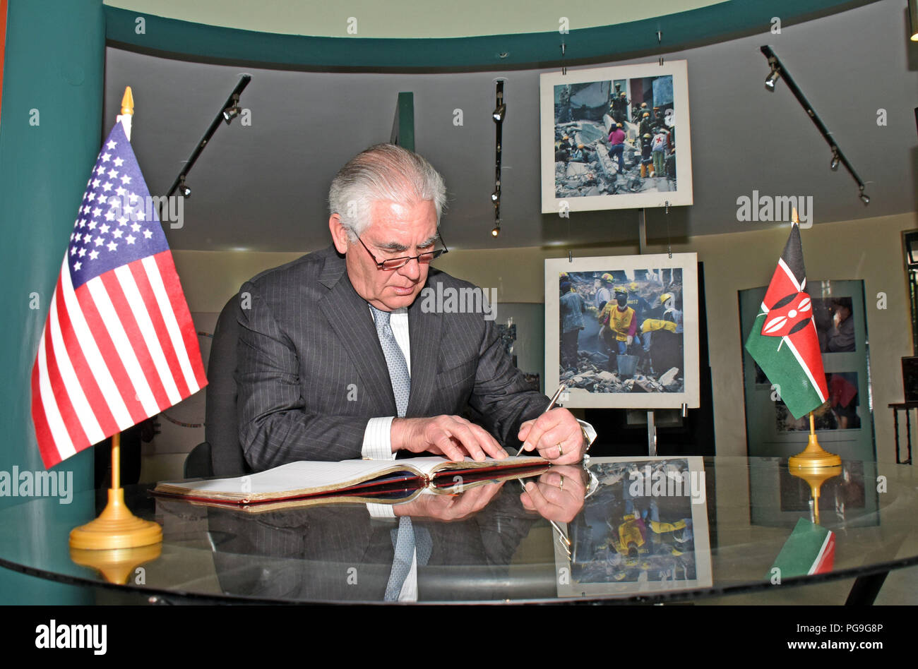 La secrétaire d'État des États-Unis, Rex Tillerson signe le livre d'or au 7 août Memorial Park à Nairobi, Kenya, le 7 août 2018. Banque D'Images