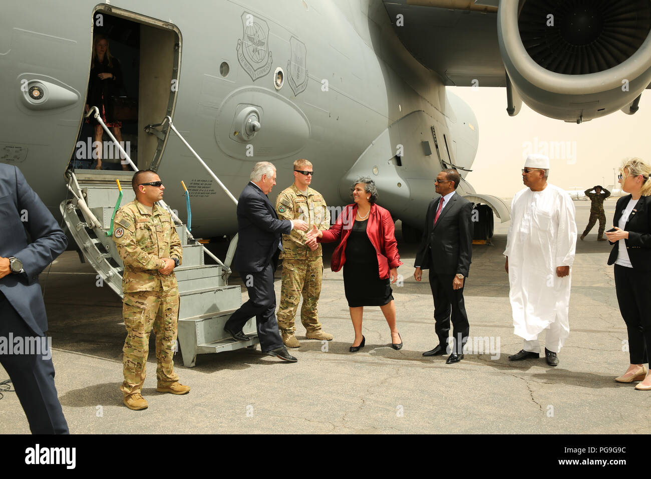 La secrétaire d'État des États-Unis, Rex Tillerson est accueilli par l'Ambassadeur des États-Unis au Tchad Geeta Pasi à l'arrivée à N'Djamena, Tchad le 12 mars 2018. Banque D'Images