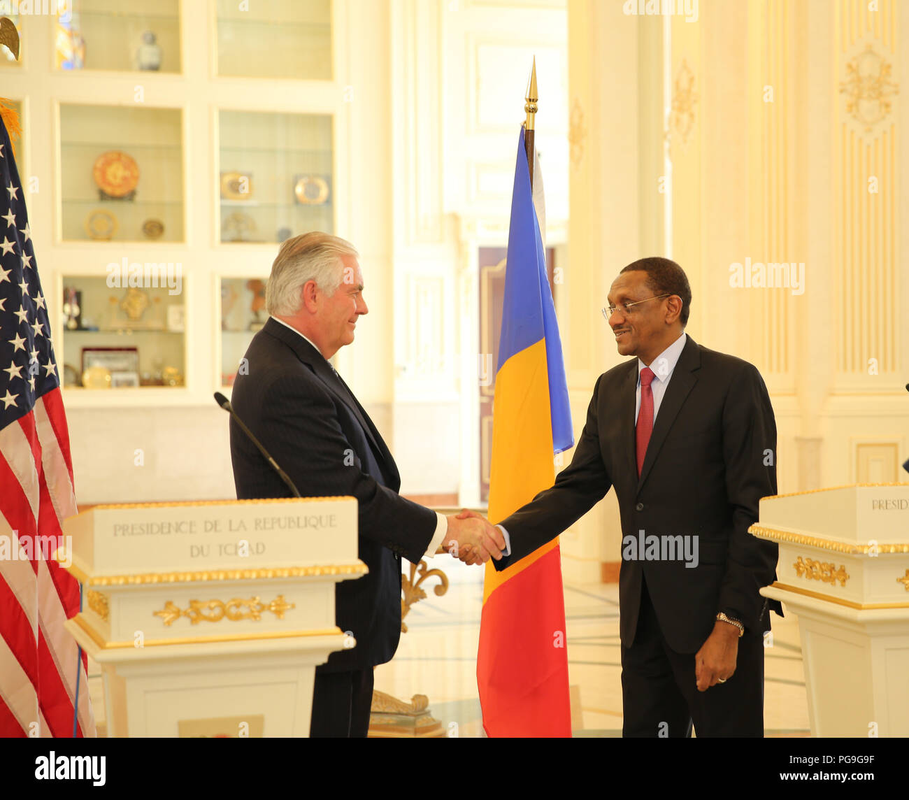 La secrétaire d'État des États-Unis, Rex Tillerson, serre la main du ministre des Affaires étrangères tchadien Mahamat Zene Cherif après leur disponibilité de presse conjointe à N'Djamena au Tchad le 12 mars 2018. Banque D'Images