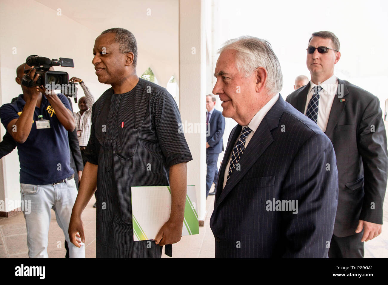 La secrétaire d'État des États-Unis, Rex Tillerson est accueilli par le ministre des Affaires étrangères nigérian Geoffrey Onyeama à Aso Rock la Villa Présidentielle à Abuja, Nigéria, le 12 mars 2018. Banque D'Images
