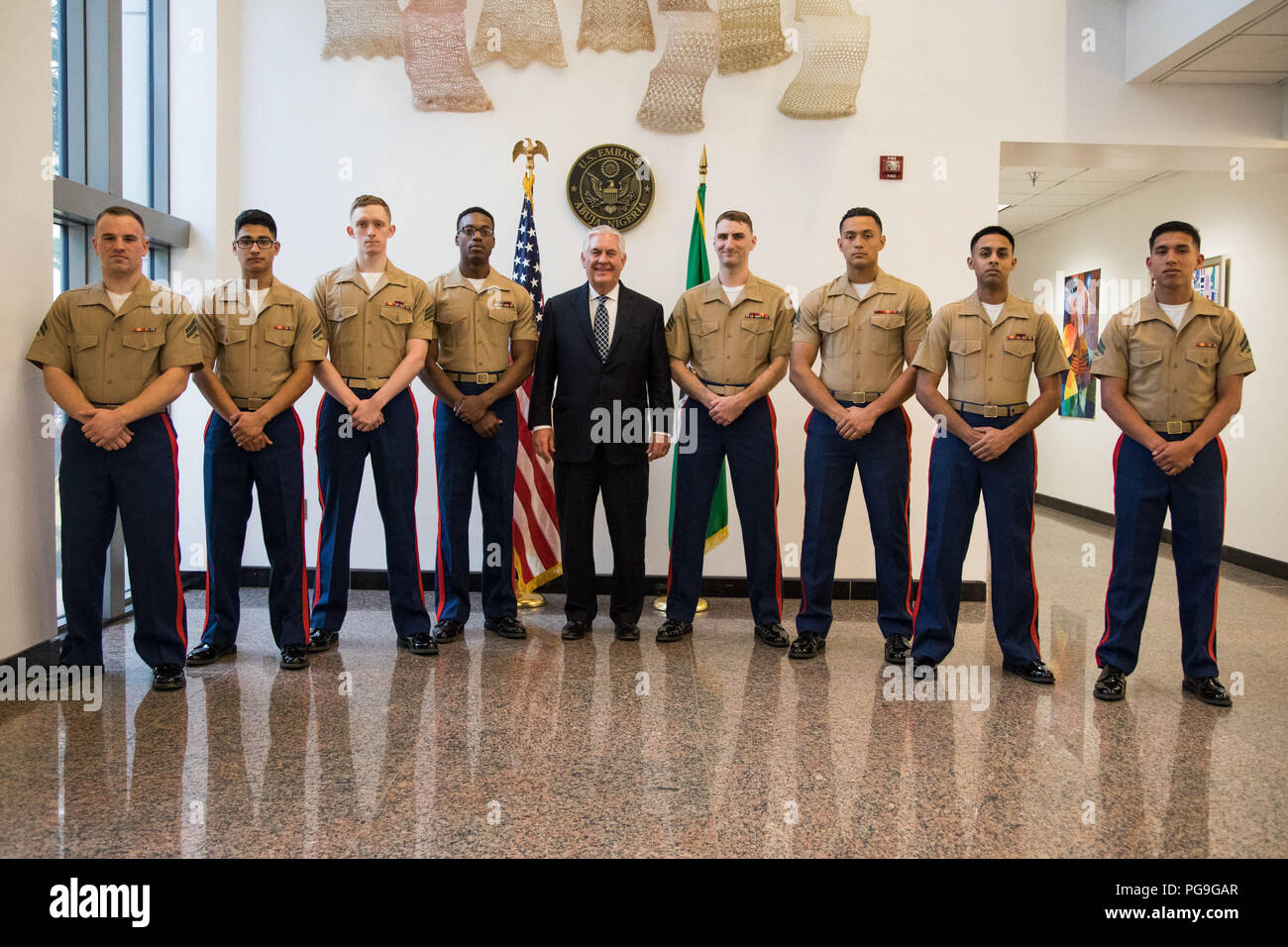 La secrétaire d'État des États-Unis, Rex Tillerson pose pour une photo avec la Marine des gardiens de sécurité à l'ambassade des États-Unis, d'Abuja au Nigeria le 12 mars 2018. Banque D'Images