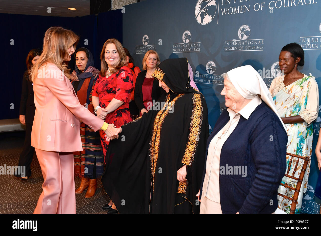 Première Dame Mélanie Trump, serre la main avec l'alyah Khalaf Saleh de l'Iraq, alors qu'elle accueille la 2018 International Women of Courage (IWOC) les boursiers du Département d'État le 23 mars 2018. Les boursiers sont 2018 IWOC Roya Sadat d'Afghanistan, Aura Elena Farfan du Guatemala, le Dr Julissa Villanueva du Honduras, l'alyah Khalaf Saleh de l'Iraq, Sœur Maria Elena Berini de l'Italie (nommé par l'ambassade des États-Unis pour le Saint-Siège), Aiman Umarova du Kazakhstan, M. Feride Rushiti du Kosovo, L'Malouma dit de Mauritanie, Godelive Mukasarasi du Rwanda et Charoensiri Sirikan de Thaïlande. Maintenant dans sa 12e Banque D'Images