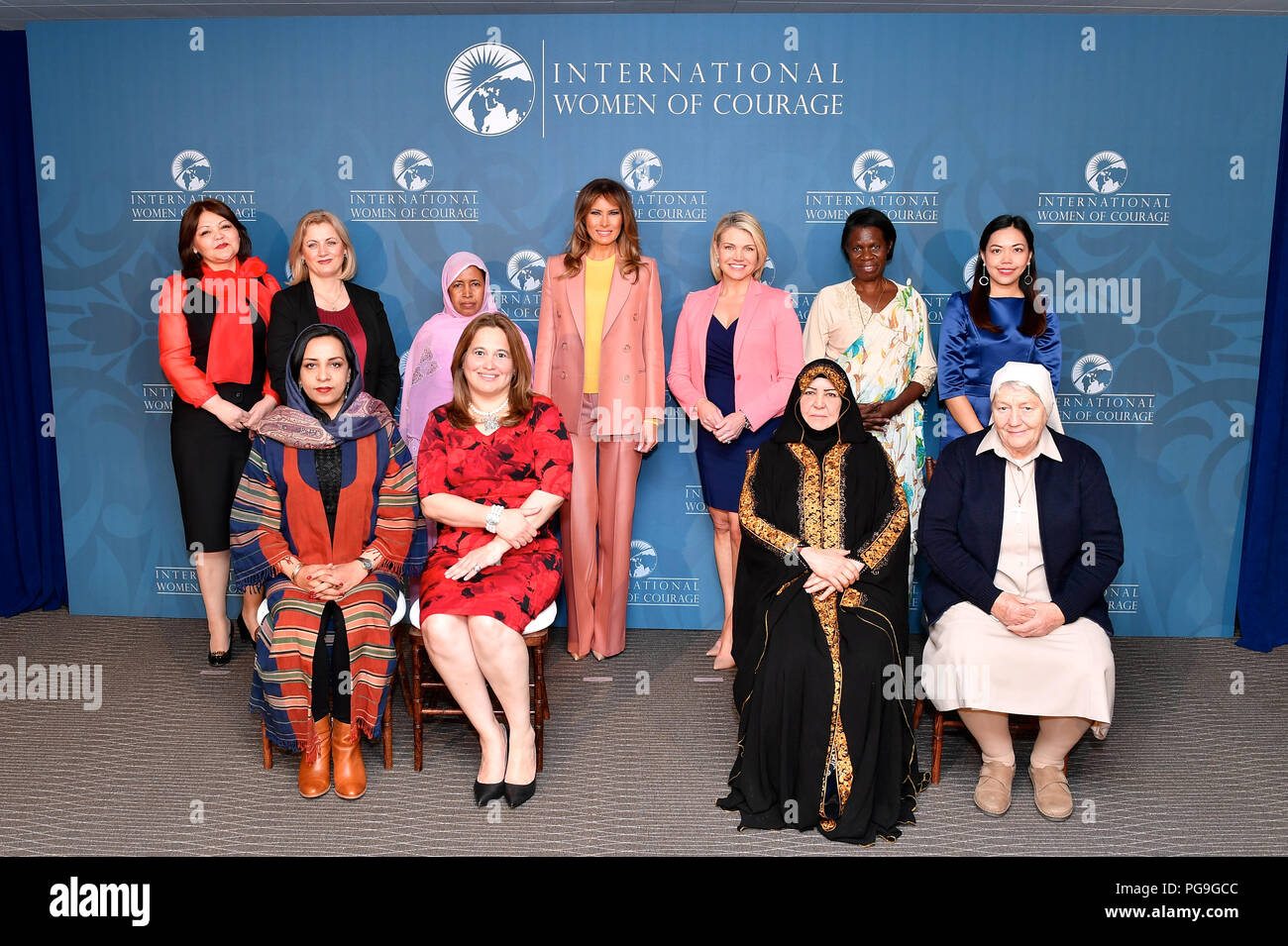 Le 23 mars 2018, Première Dame Melania Trump et agissant sous secrétaire d'État à la diplomatie publique et des affaires publiques Heather Nauert posent pour une photo avec la 2018 International Women of Courage Award Recipients : (assis) Roya Sadat d'Afghanistan, le Dr Julissa Villanueva du Honduras, l'alyah Khalaf Saleh de l'Iraq, Sœur Maria Elena Berini de l'Italie ; (debout) Aiman Umarova du Kazakhstan, M. Feride Rushiti du Kosovo, L'Malouma dit de Mauritanie, Godelive Mukasarasi du Rwanda, Charoensiri Sirikan de Thaïlande ; et (non représenté) Aura Elena Farfan du Guatemala. Banque D'Images