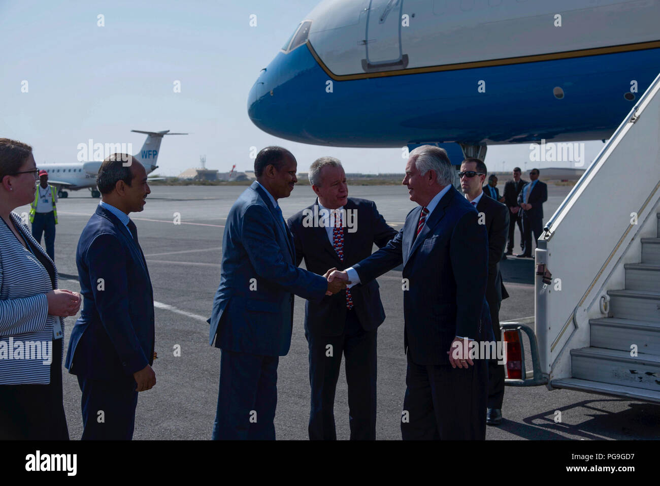 La secrétaire d'État des États-Unis, Rex Tillerson est accueilli par le Ministre des affaires étrangères Djiboutien Mahmoud Ali Youssouf A votre arrivée à l'aéroport international de Djibouti à Djibouti, Djibouti le 9 mars 2018. Banque D'Images