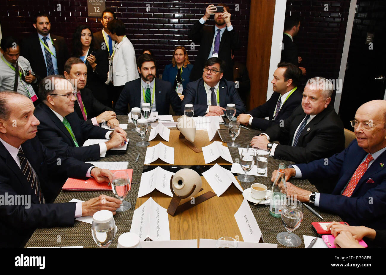 Secrétaire d'État suppléant John Sullivan se réunit avec la délégation brésilienne à Lima, Pérou, le 11 avril 2018. (L à R) Ministre des affaires étrangères du Brésil Aloysio Nunes, Sous-secrétaire général de l'brésilienne affaires politiques multilatérales, Secrétaire Générale du Brésil pour l'Amérique latine et les Caraïbes, Fernando Simas Magallaes ; secrétaire des Affaires étrangères, Paulo Estivallet de Mesquita ; Abrao Neto, Secrétaire adjoint principal de l'affaire de l'hémisphère occidental, Francisco Banque D'Images