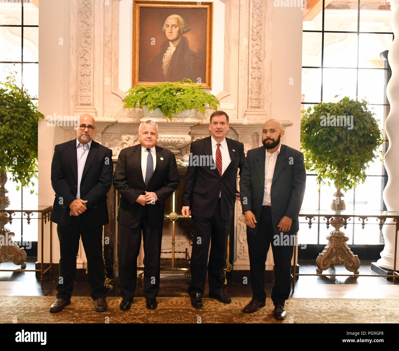 Secrétaire d'État suppléant John Sullivan pose pour une photo avec les représentants de la société civile vénézuélienne à Lima, Pérou, le 12 avril 2018. Banque D'Images