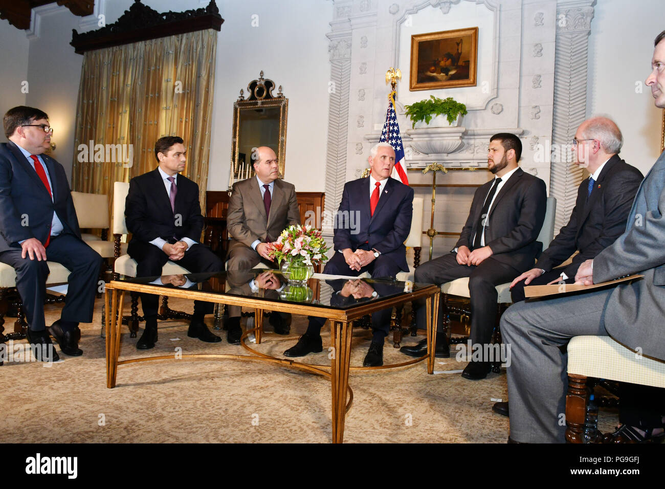Vice-président Michael Pence, rejoint par l'administrateur de l'USAID Mark Green et secrétaire adjoint principal Francisco Palmieri, rencontre avec les dirigeants de l'opposition vénézuélienne Antonio Ledezma, Julio Borges, Carlos Vecchio, et David Smolansky, à Lima, Pérou, le 13 avril 2018. Banque D'Images