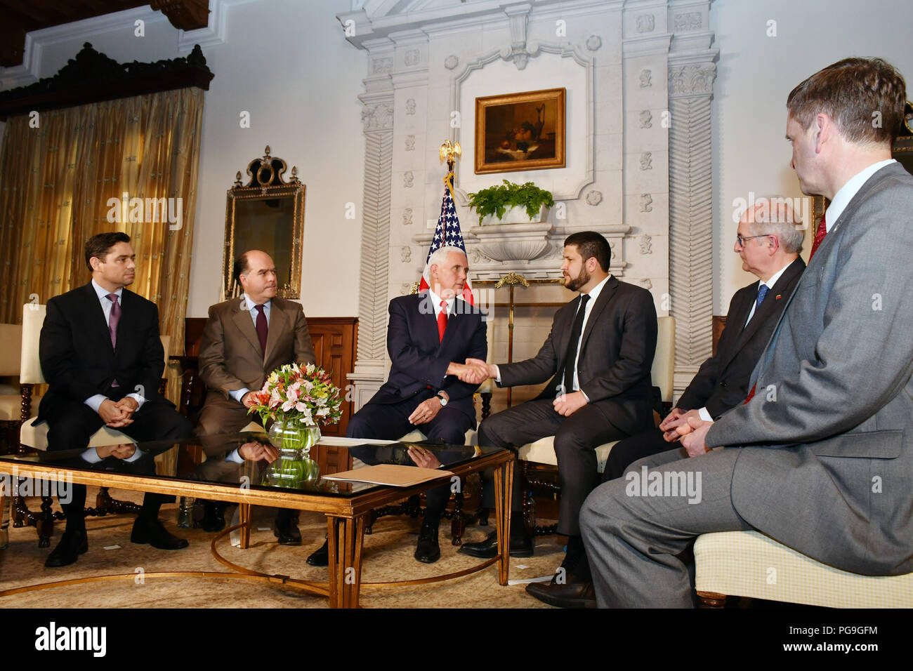 Vice-président Michael Pence, rejoint par l'administrateur de l'USAID Mark Green et secrétaire adjoint principal Francisco Palmieri, rencontre avec les dirigeants de l'opposition vénézuélienne Antonio Ledezma, Julio Borges, Carlos Vecchio, et David Smolansky, à Lima, Pérou, le 13 avril 2018. Banque D'Images