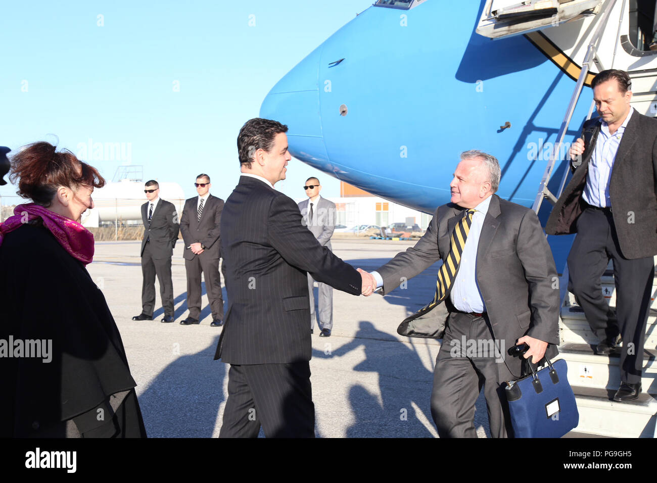 Le Consul général Juan Alsace se félicite le secrétaire d'État par intérim John J. Sullivan, comme le secrétaire par intérim débarque à l'aéroport international Pearson de Toronto à Toronto, Canada, le 21 avril 2018. Banque D'Images