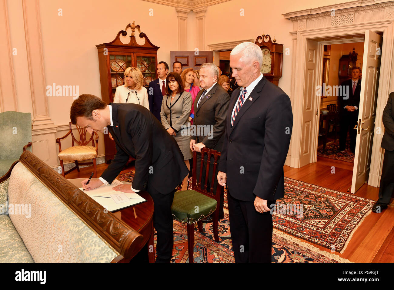 Secrétaire d'État suppléant John Sullivan et le Vice-président Mike Pence regardent le président français Emmanuel Macron signe le U.S. Department of State's livre d'or avant que l'état déjeuner au département d'État des États-Unis à Washington, D.C. le 24 avril 2018. Banque D'Images