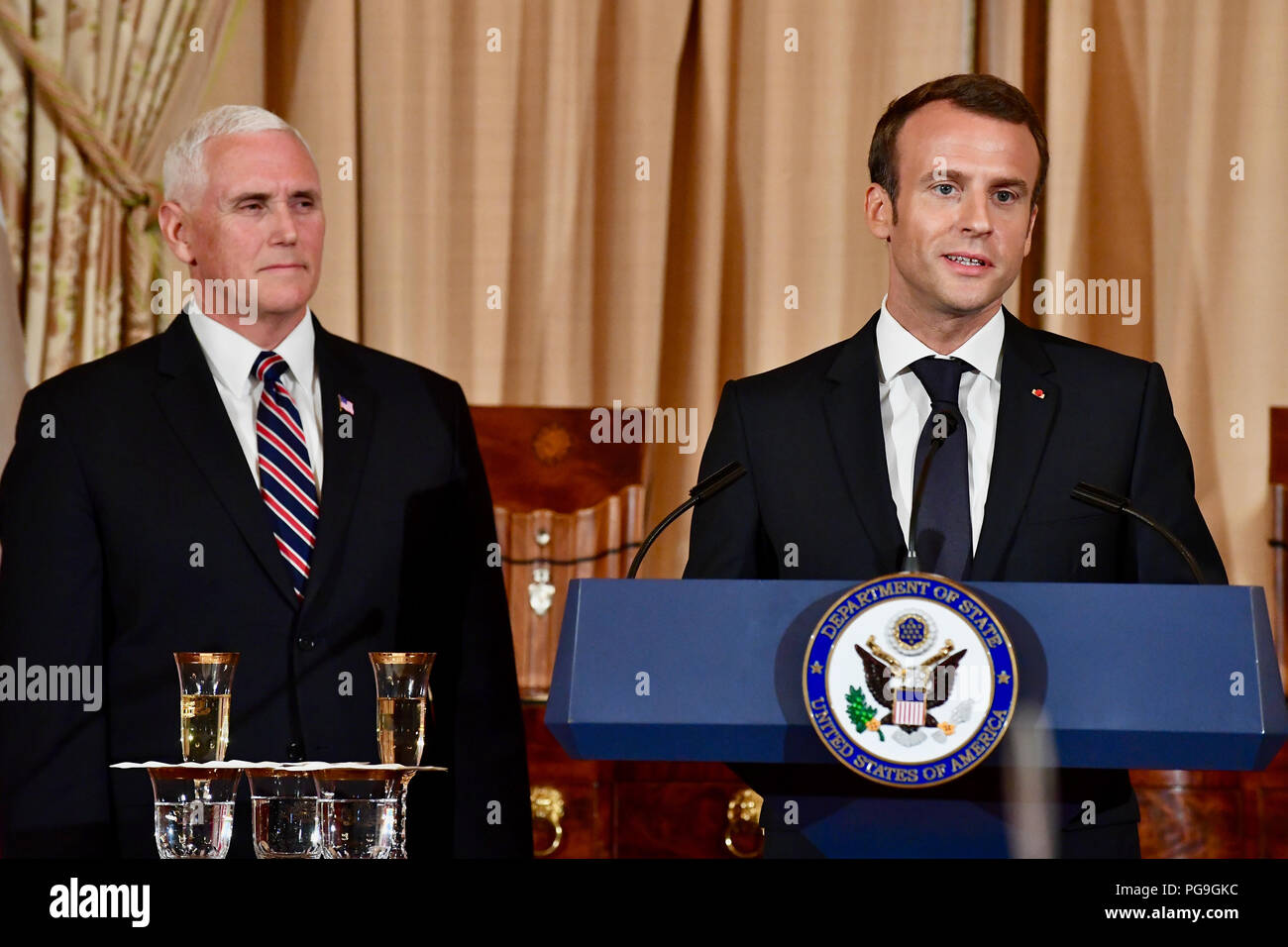 Le président français, Emmanuel Macron flanqué par le Vice-président Pence prononce une allocution au déjeuner d'État au Département d'État des États-Unis à Washington, D.C. le 24 avril 2018. Banque D'Images