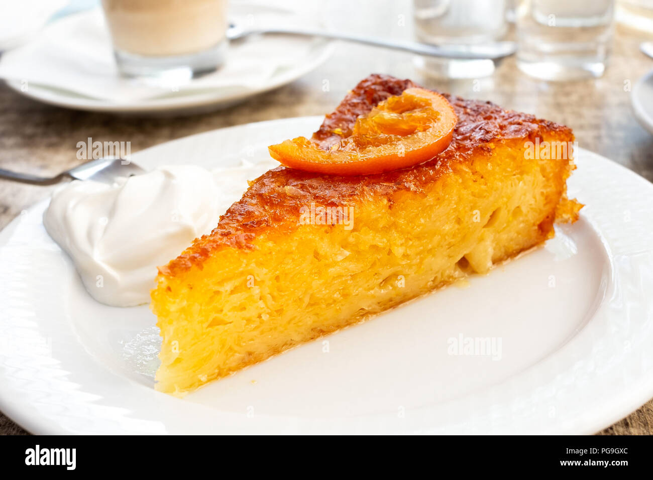 Un Morceau De Gateau Orange Grec Traditionnel Avec De La Creme Sur La Plaque Blanche Photo Stock Alamy