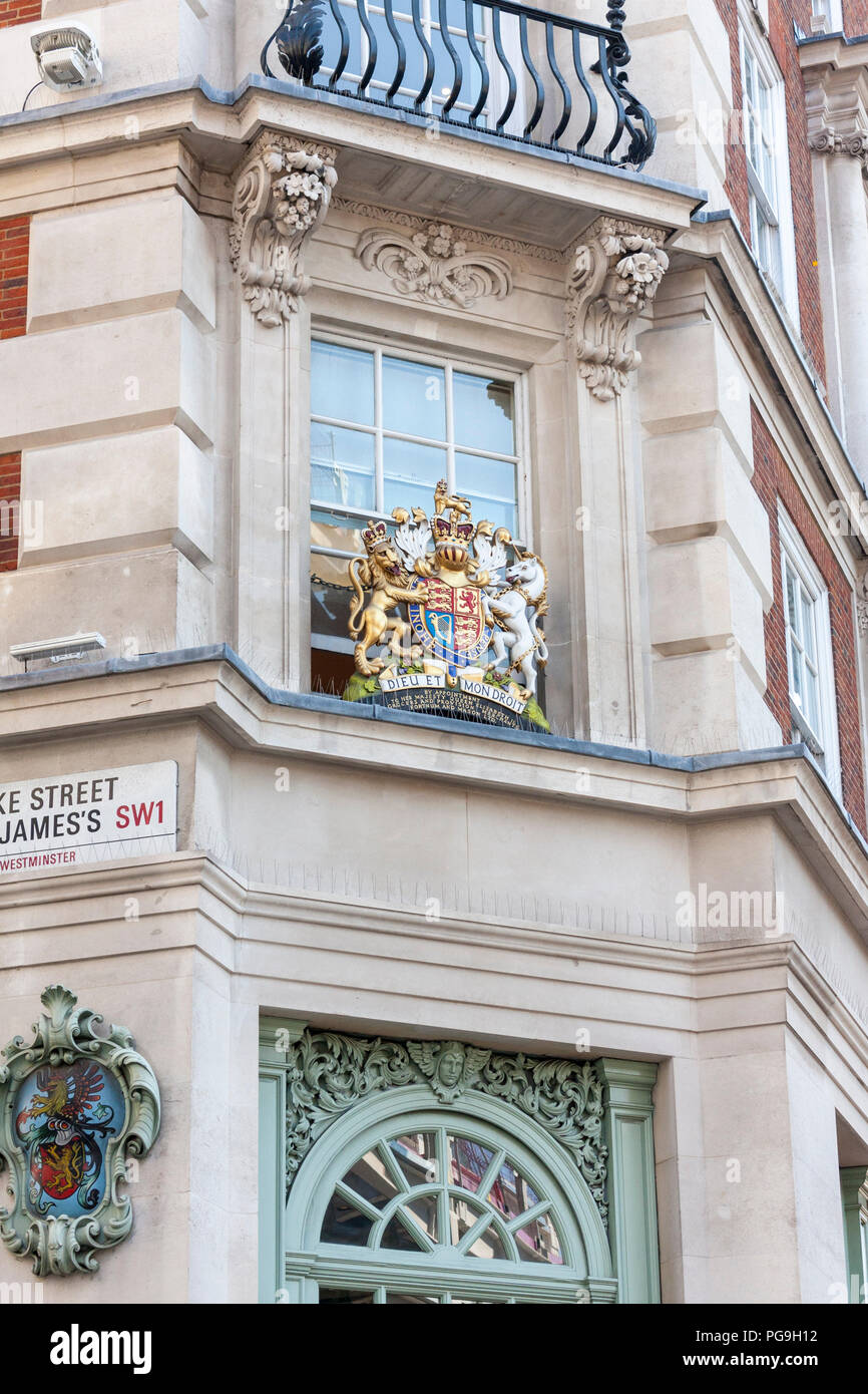 Une vue sur le brevet royal pour la reine Elizabeth II à l'extérieur de Fortnum and Mason, célèbre grand magasin dans Piccadilly, Londres Banque D'Images