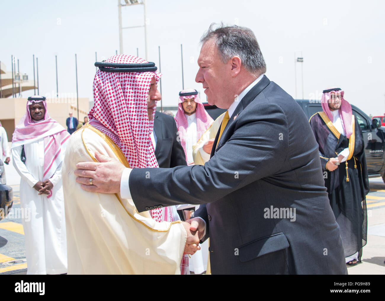 La secrétaire d'État des États-Unis, Mike Pompeo dit au revoir à Ministre saoudien des affaires étrangères Adel al-Jubeir comme il écarte Riyadh, Arabie saoudite le 29 avril 2018 après des réunions avec des représentants du gouvernement saoudien. Banque D'Images