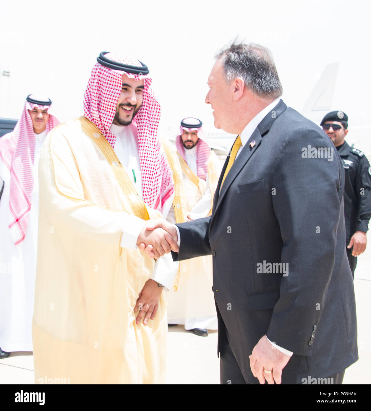 La secrétaire d'État des États-Unis, Mike Pompeo dit adieu à l'ambassadeur saoudien aux États-Unis Arabie ambassadeur aux États-Unis Khalid bin Salman qu'il quitte Riyadh, Arabie saoudite le 29 avril 2018 après des réunions avec des représentants du gouvernement saoudien. Banque D'Images