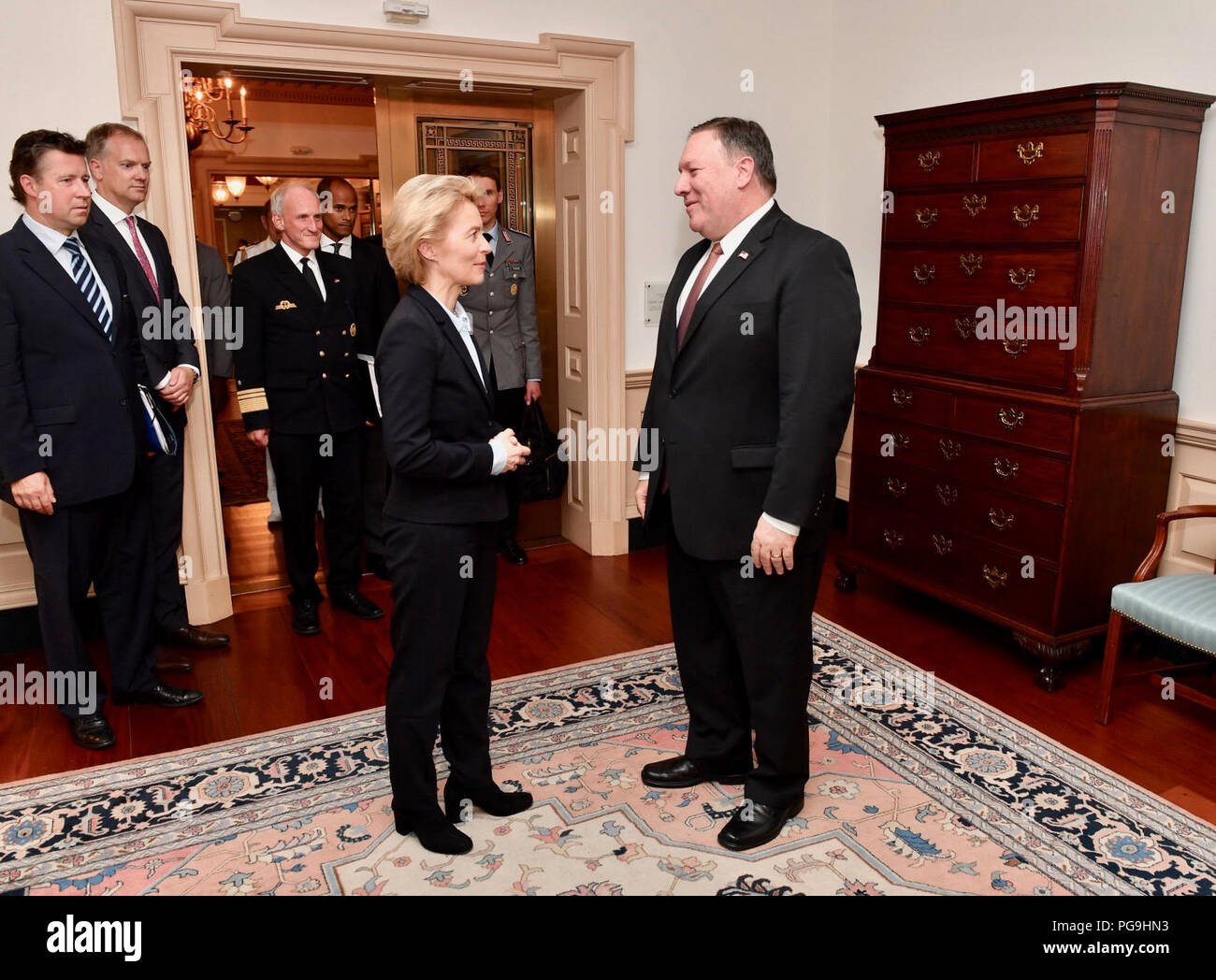 La secrétaire d'État des États-Unis, Mike Pompeo s'entretient avec le Ministre allemand de la défense, Ursula von der Leyen au département d'État des États-Unis à Washington, D.C., le 20 juin 2018. Banque D'Images