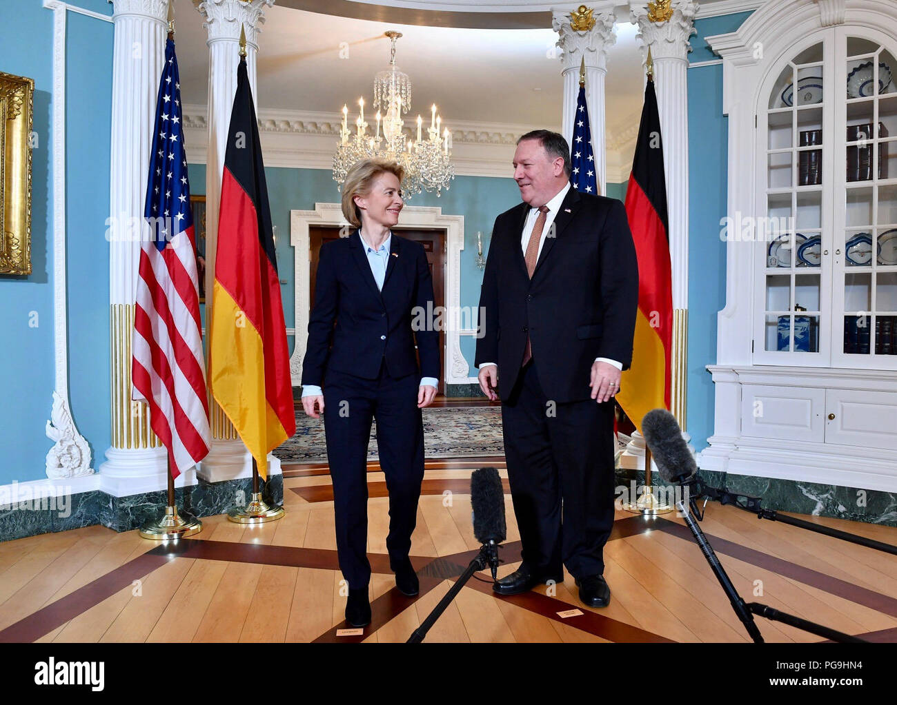 La secrétaire d'État des États-Unis, Mike Pompeo et le ministre allemand de la défense, Ursula von der Leyen se préparer à répondre aux journalistes au département d'État des États-Unis à Washington, D.C., le 20 juin 2018. Banque D'Images